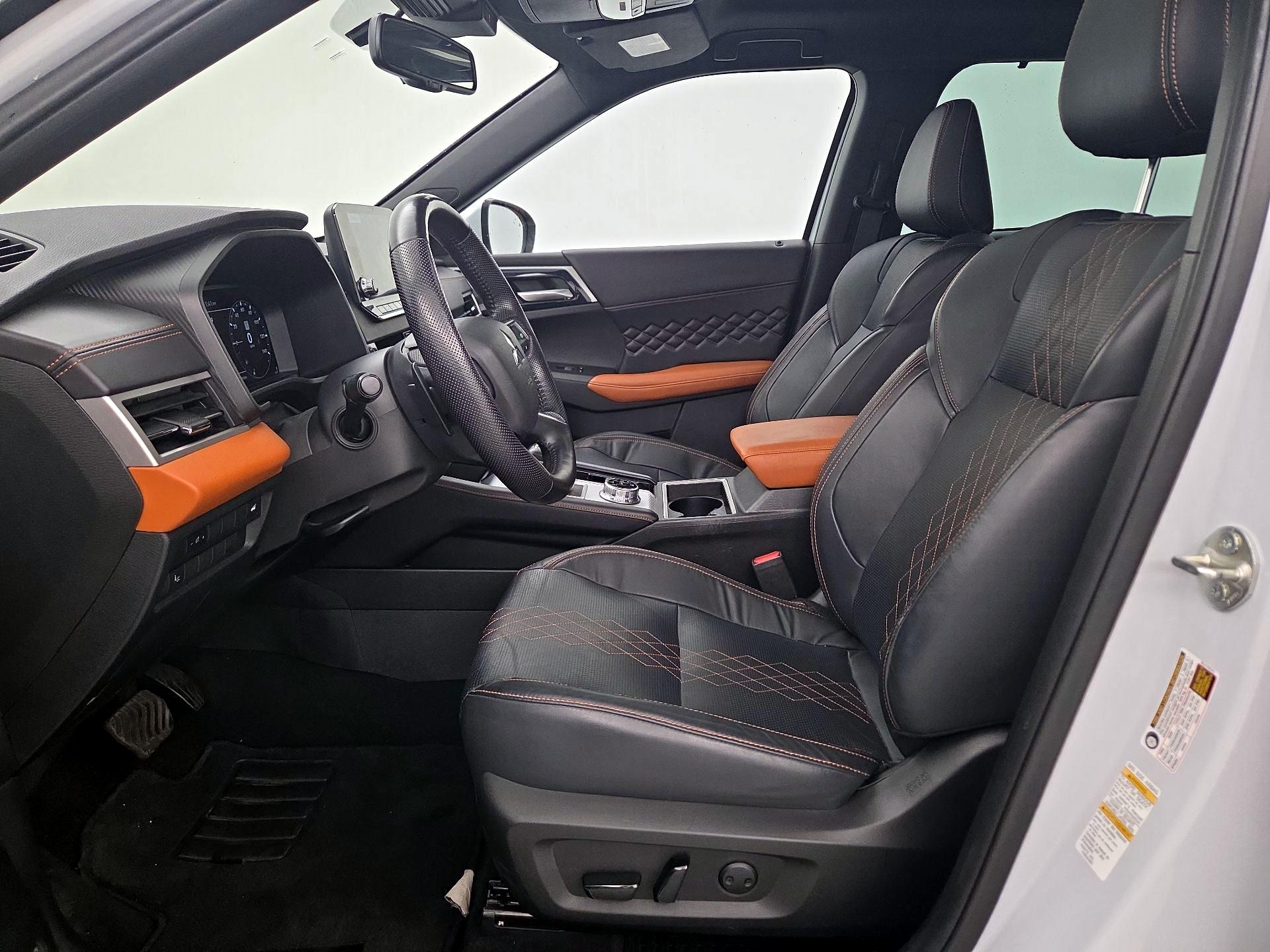 Thumbnail: 2023 Mitsubishi Outlander - 11