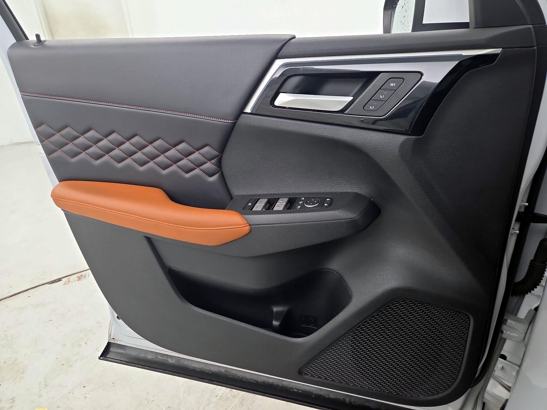 Thumbnail: 2023 Mitsubishi Outlander - 12