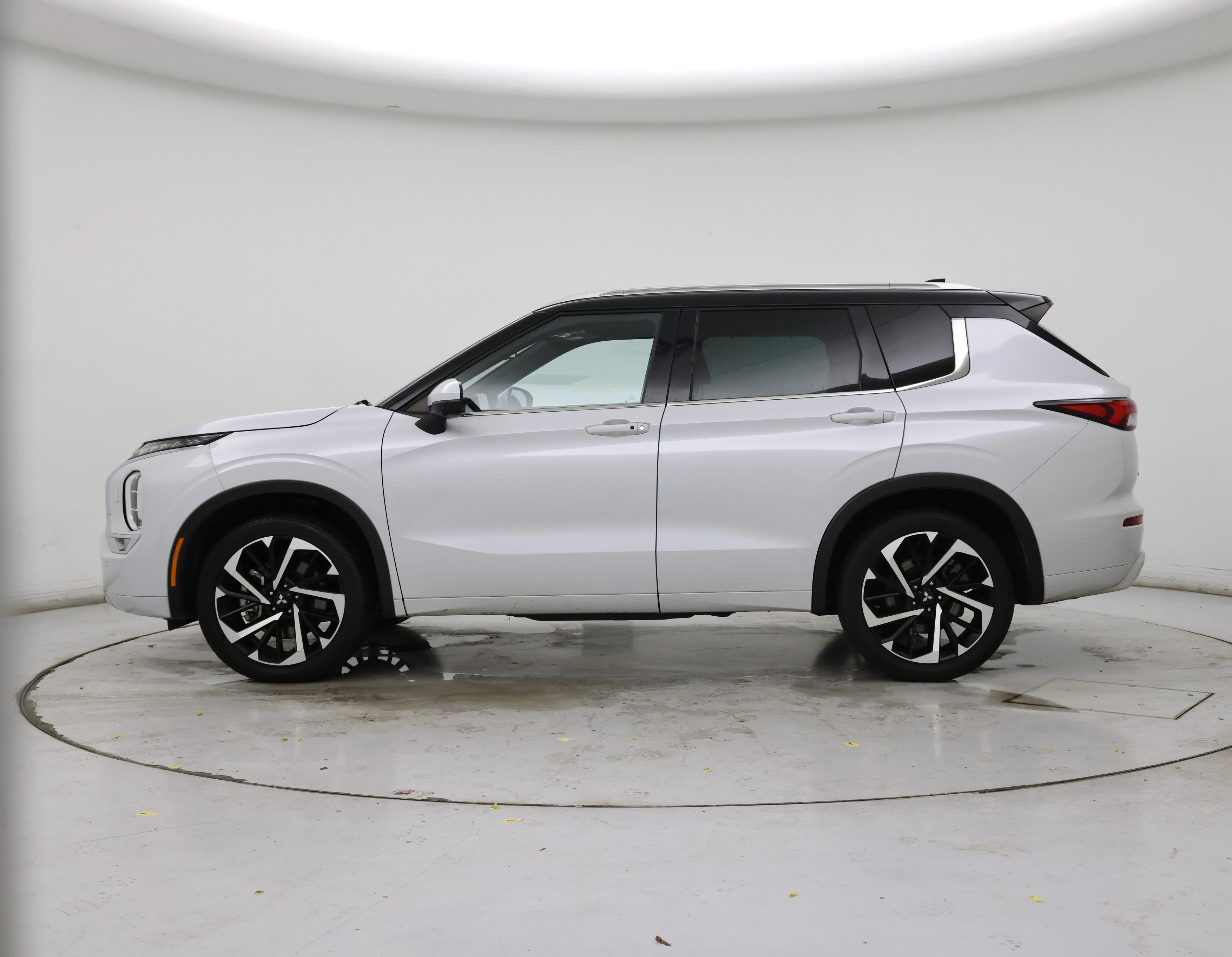 Thumbnail: 2023 Mitsubishi Outlander - 3