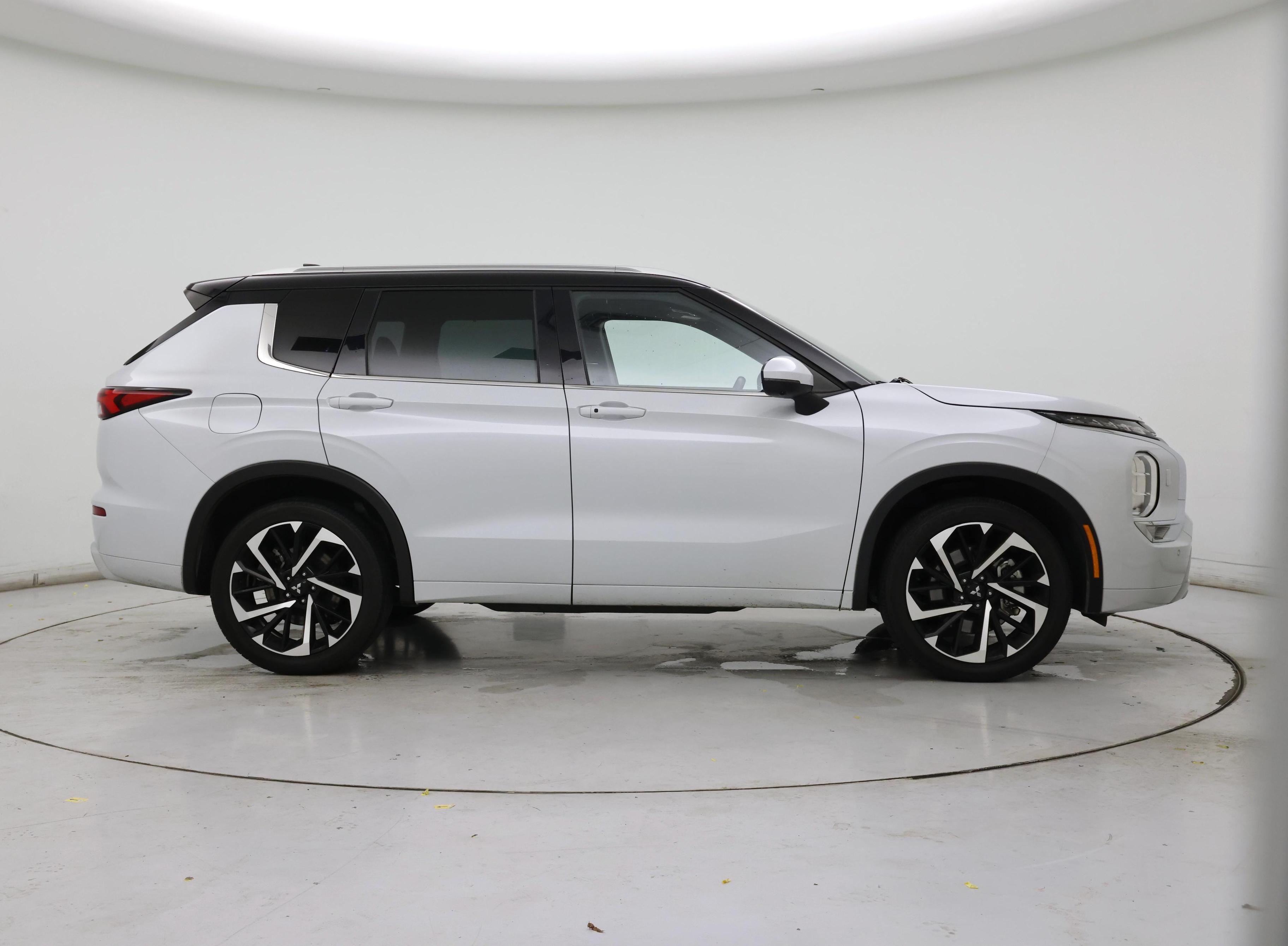 Thumbnail: 2023 Mitsubishi Outlander - 7