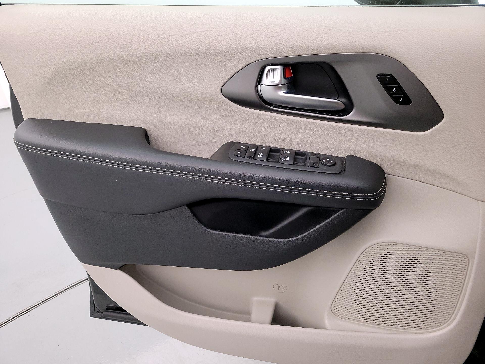 Thumbnail: 2023 Chrysler Pacifica - 12