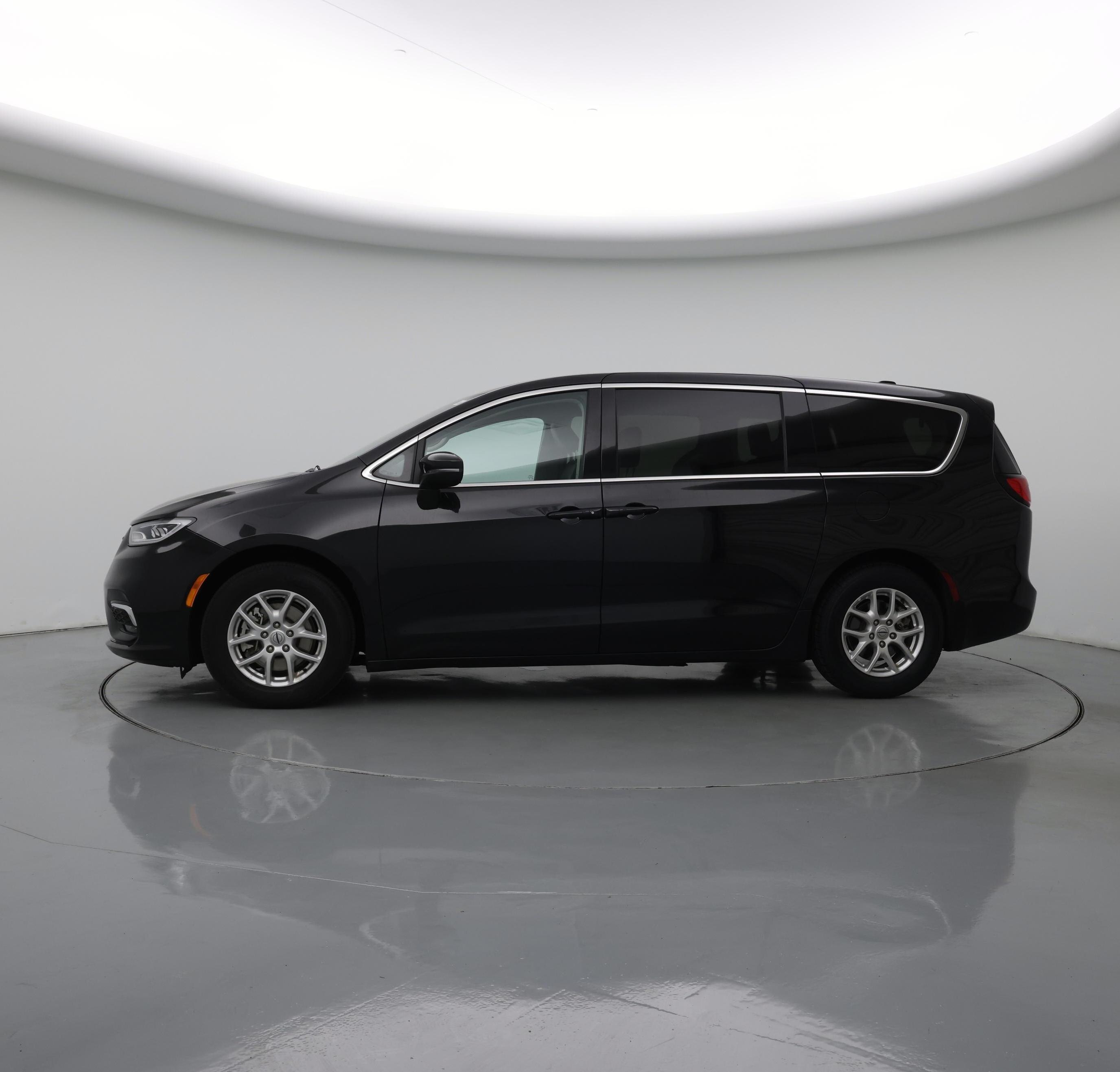 Thumbnail: 2023 Chrysler Pacifica - 3