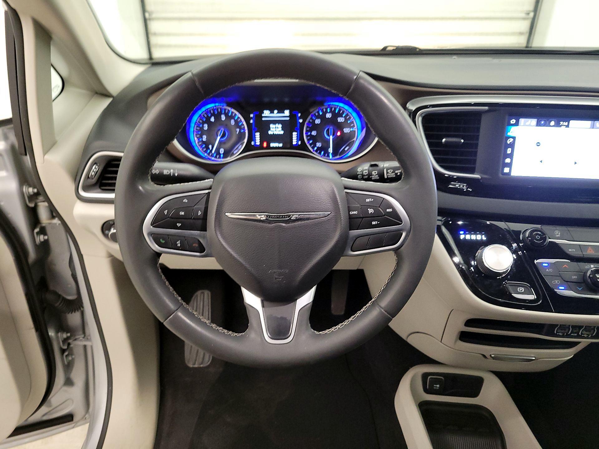 Thumbnail: 2022 Chrysler Voyager - 10