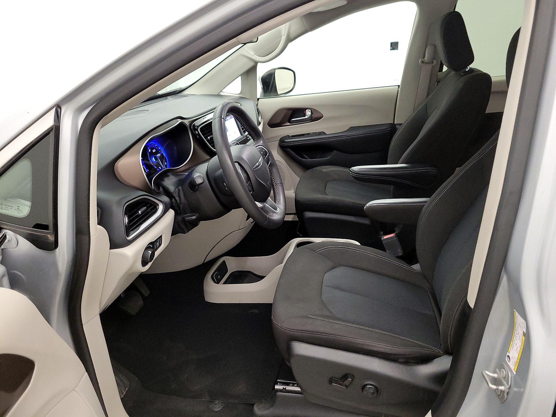 Thumbnail: 2022 Chrysler Voyager - 11