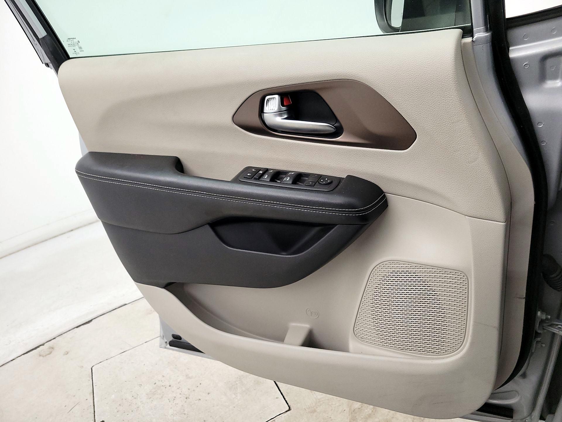 Thumbnail: 2022 Chrysler Voyager - 12