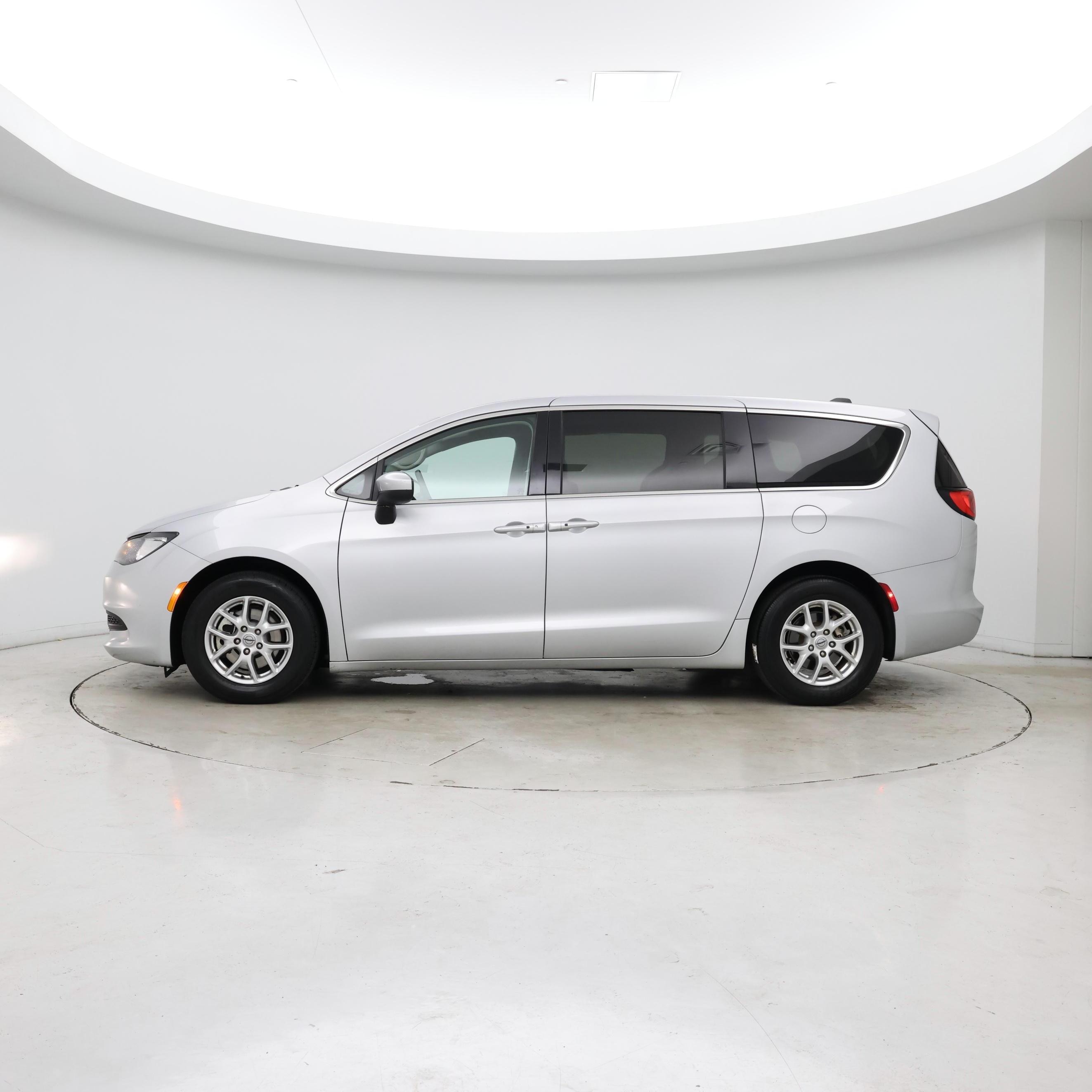 Thumbnail: 2022 Chrysler Voyager - 3
