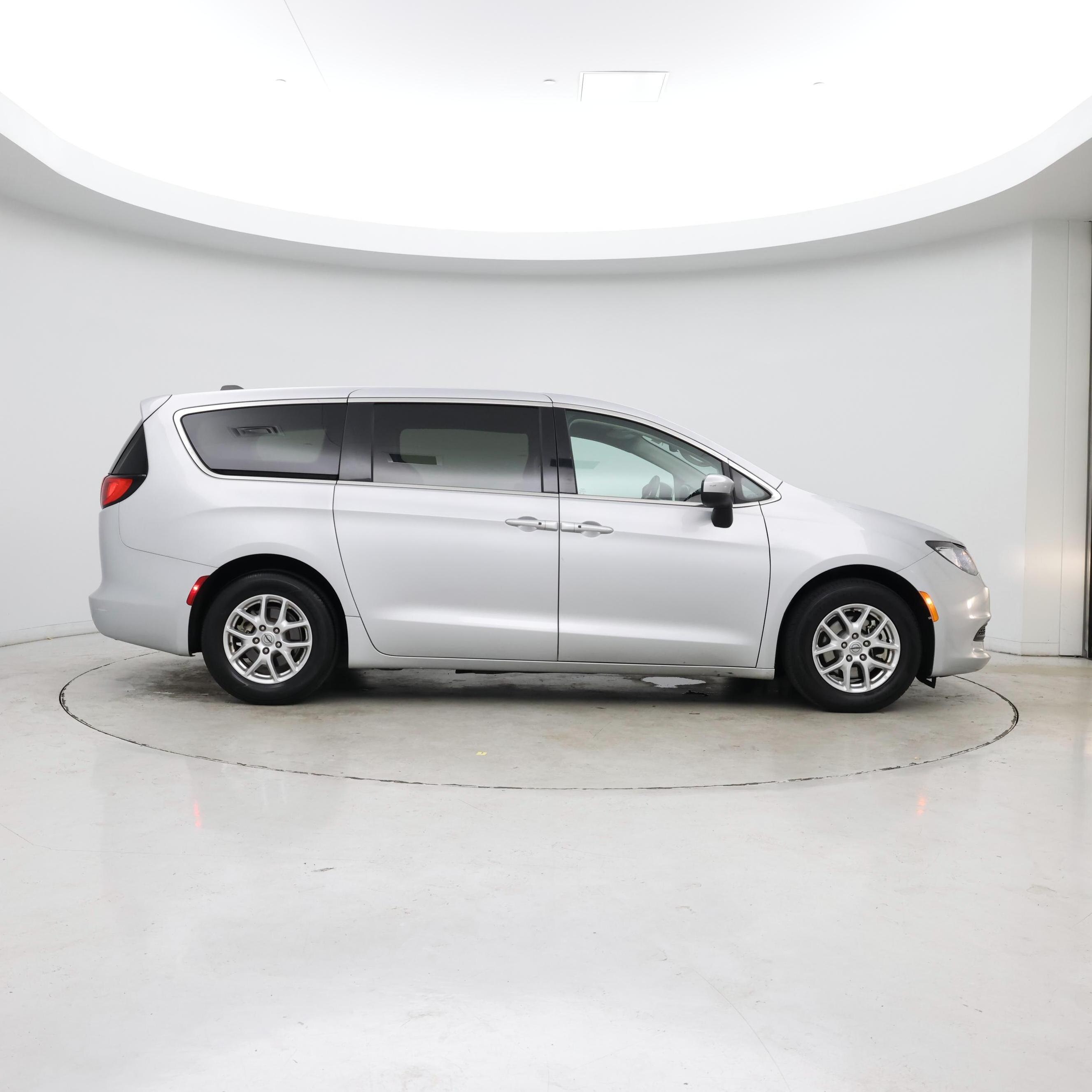 Thumbnail: 2022 Chrysler Voyager - 7