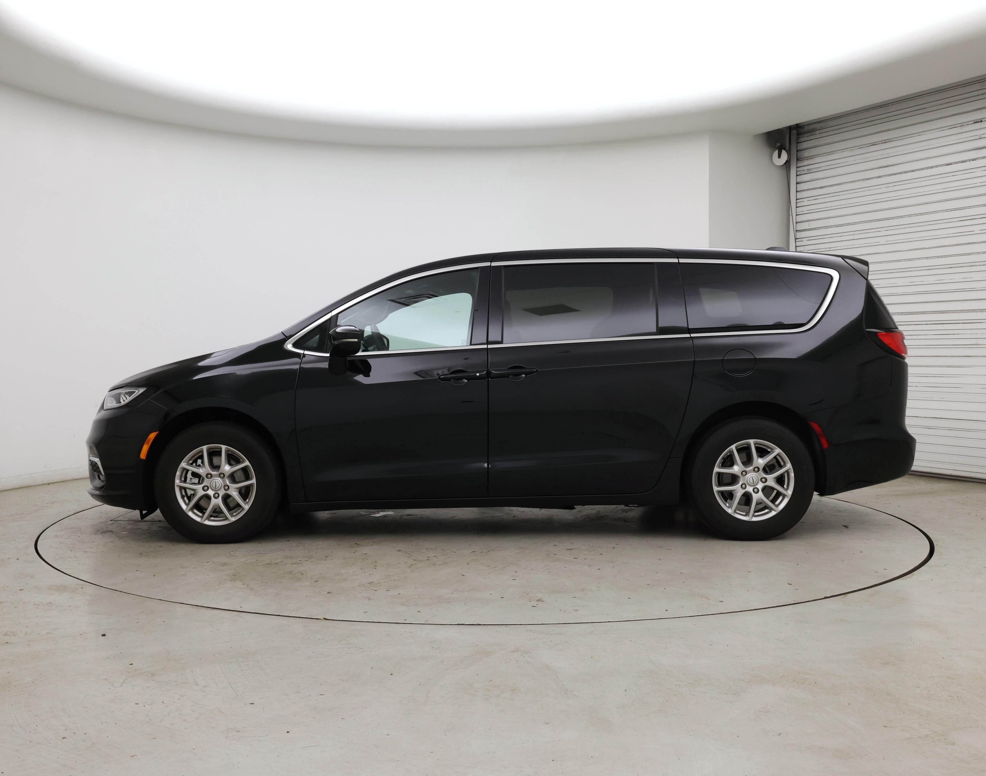 Thumbnail: 2025 Chrysler Pacifica - 3