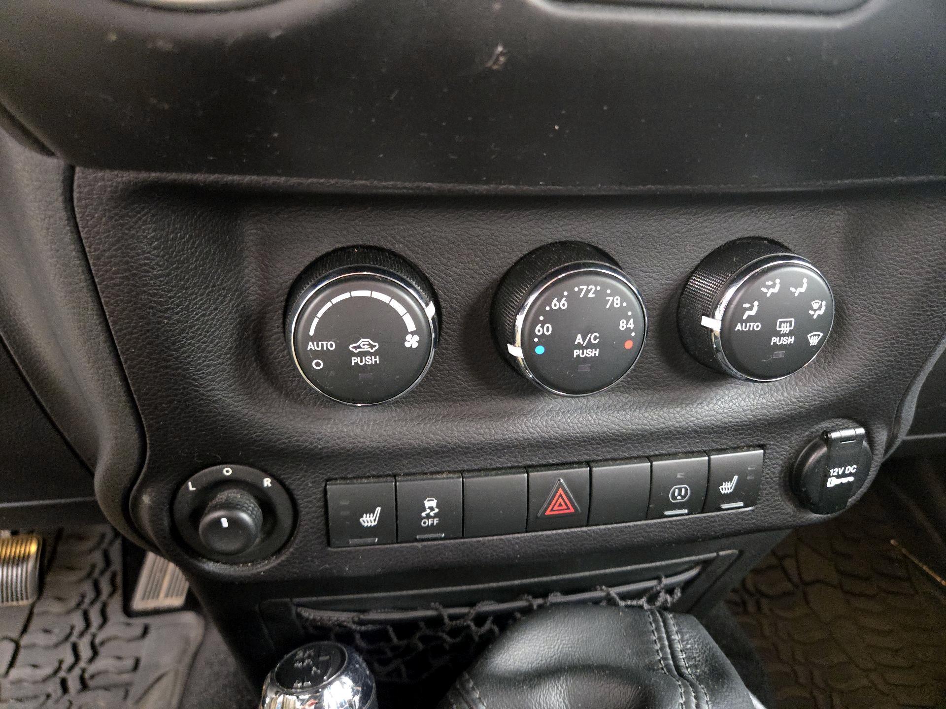 Thumbnail: 2015 Jeep Wrangler - 15