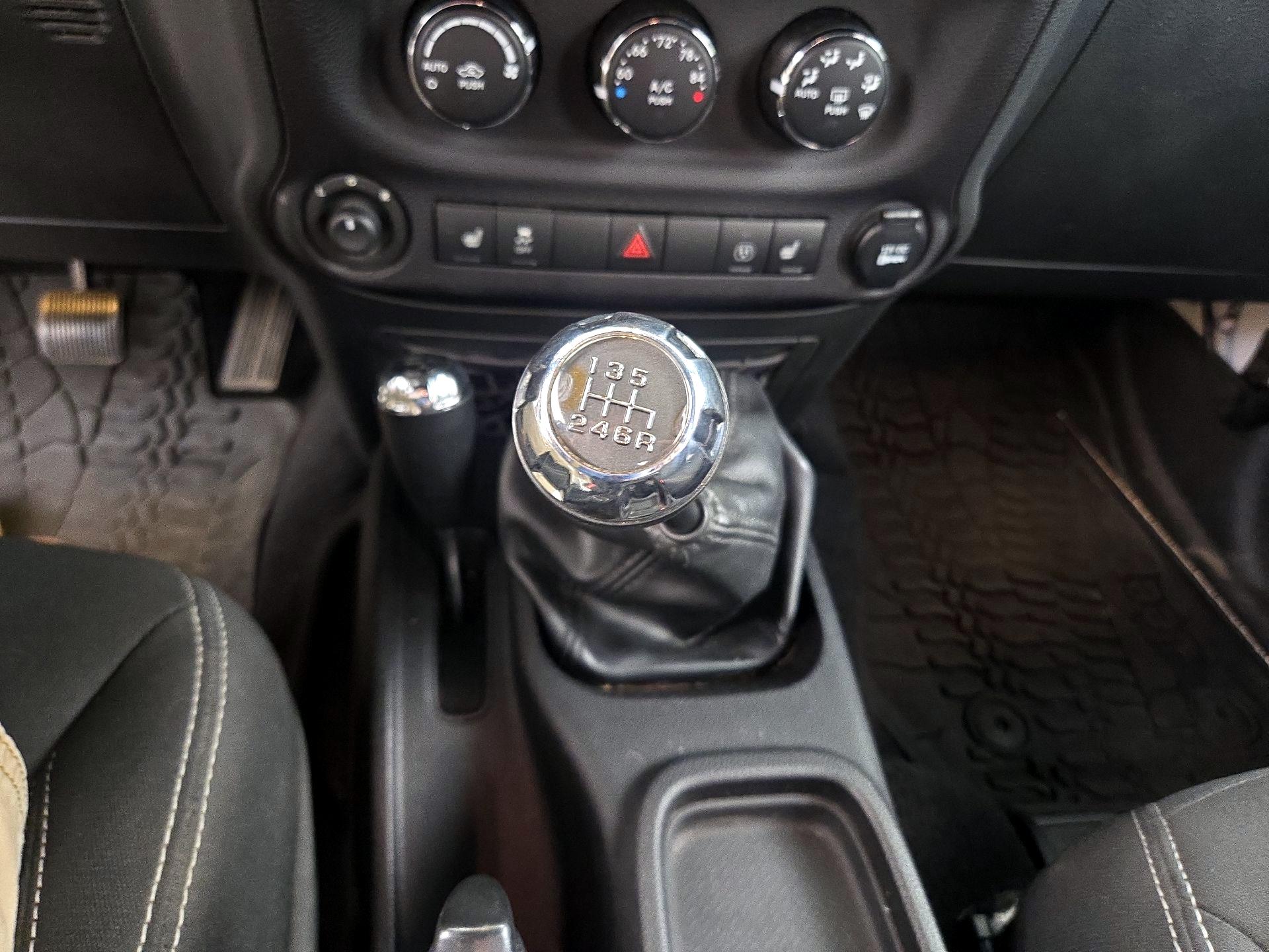 Thumbnail: 2015 Jeep Wrangler - 16