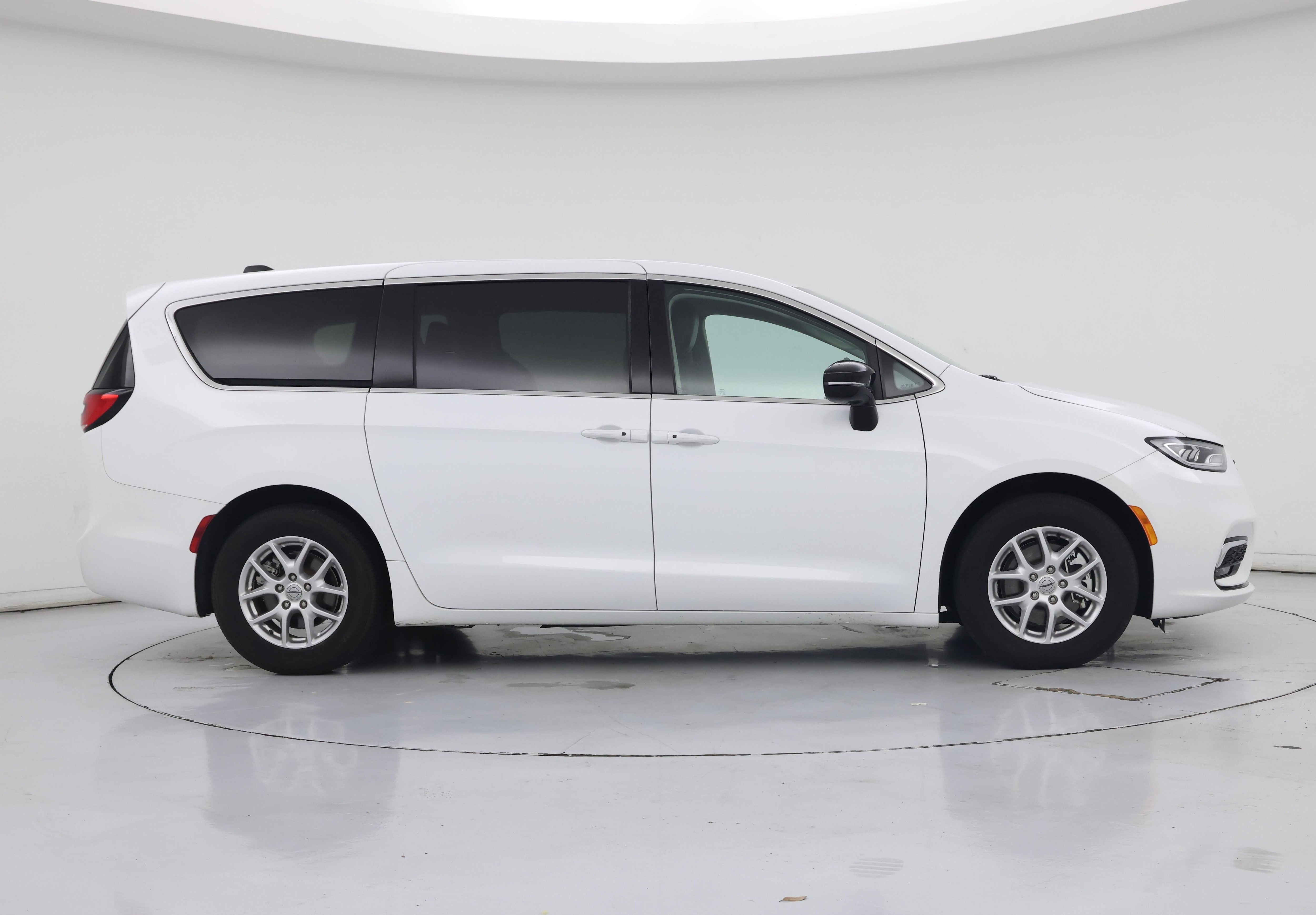 Thumbnail: 2024 Chrysler Pacifica - 7