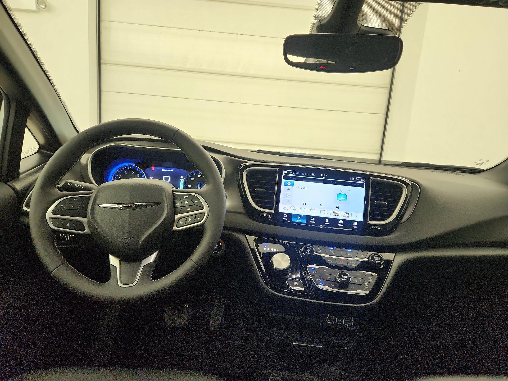 Thumbnail: 2025 Chrysler Pacifica - 9