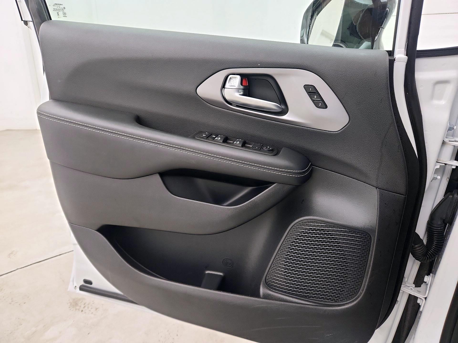 Thumbnail: 2025 Chrysler Pacifica - 12
