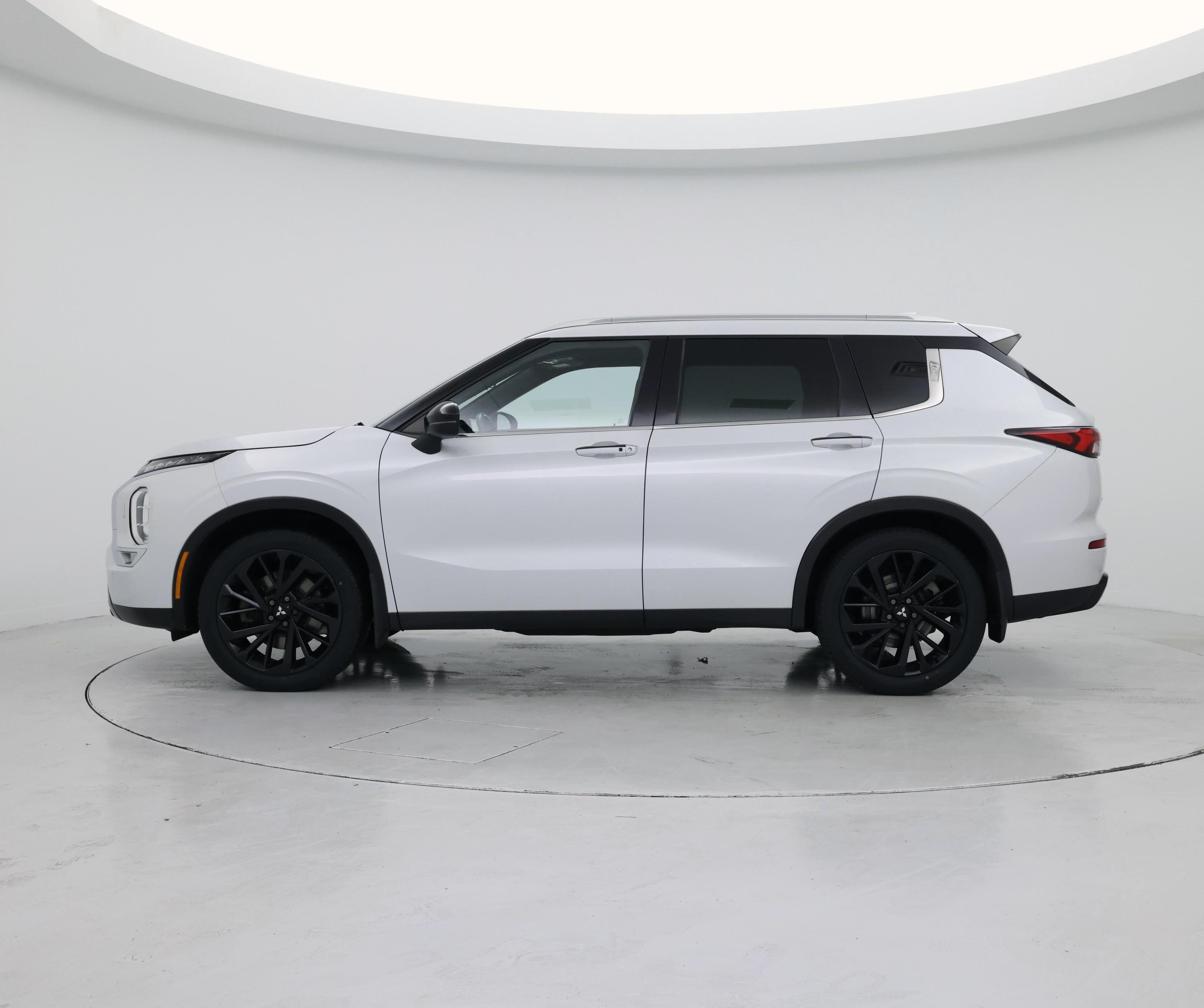 Thumbnail: 2022 Mitsubishi Outlander - 3