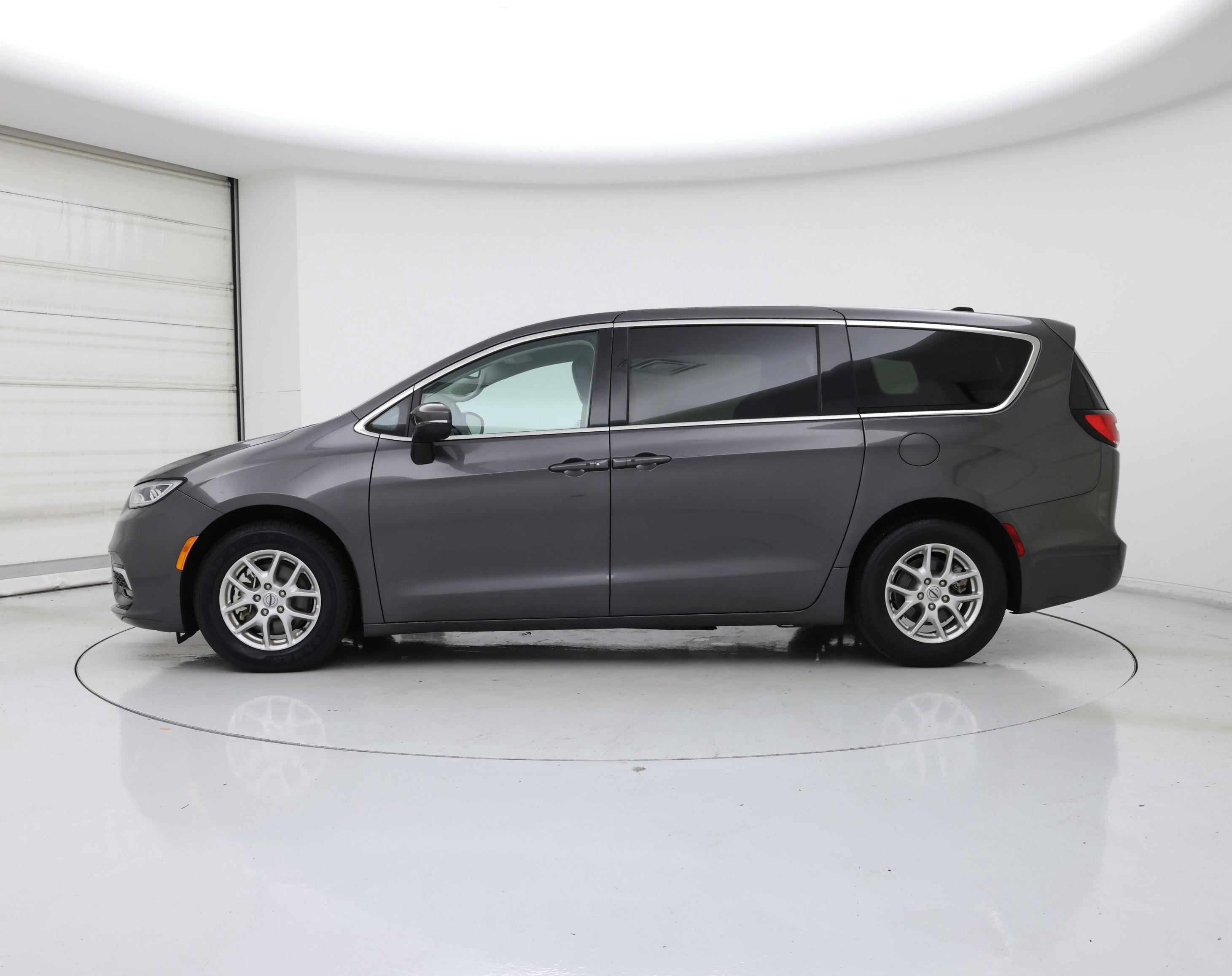 Thumbnail: 2023 Chrysler Pacifica - 3