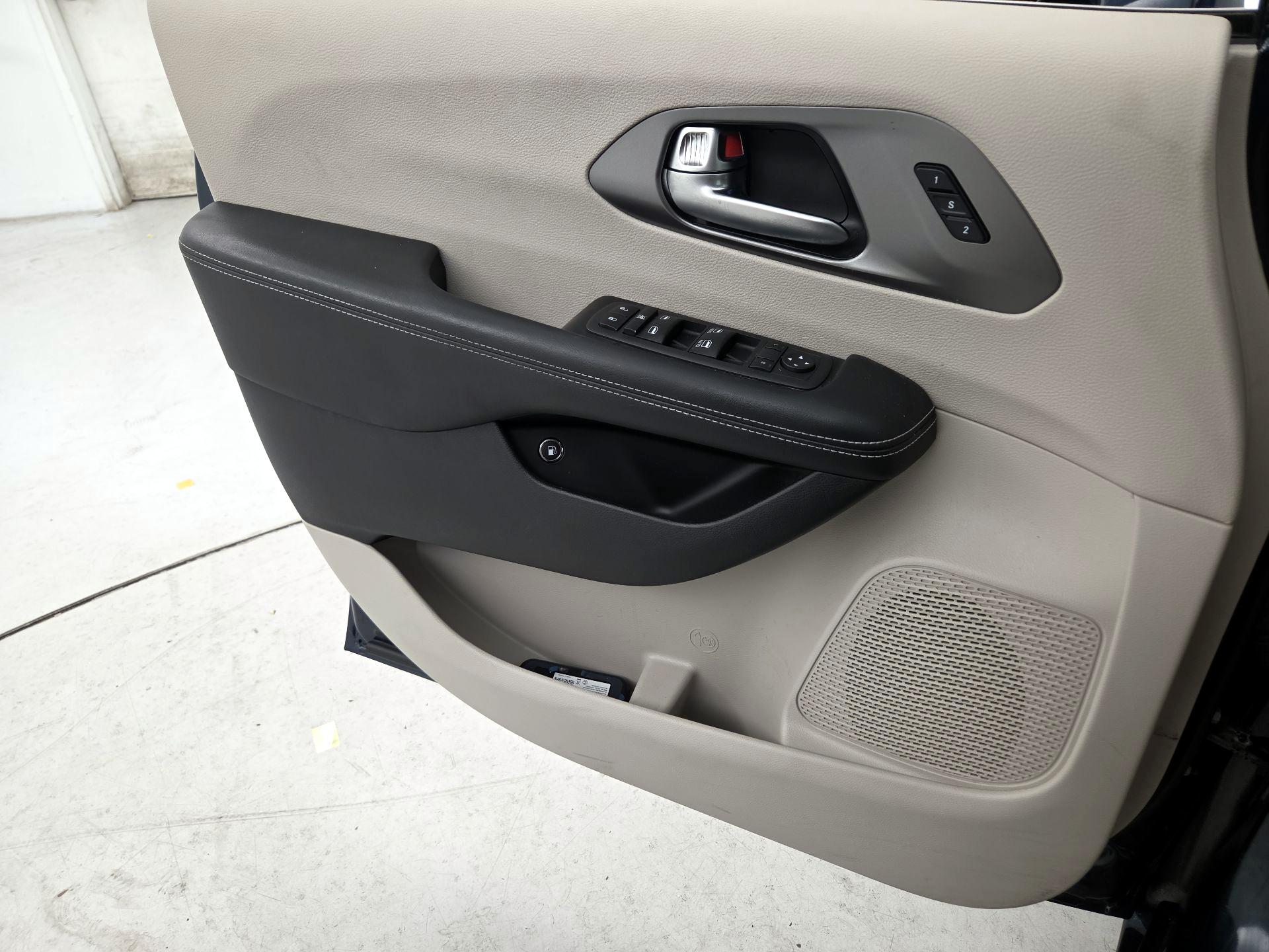 Thumbnail: 2022 Chrysler Pacifica - 12