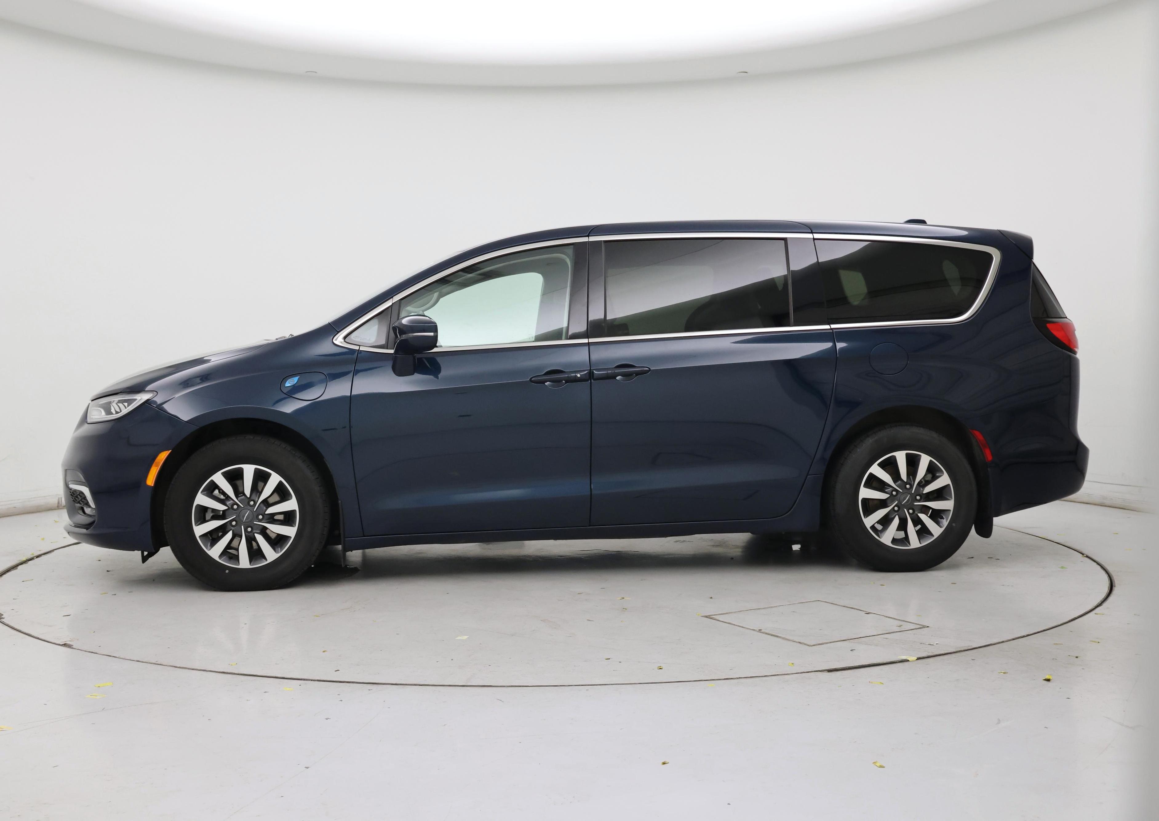 Thumbnail: 2022 Chrysler Pacifica - 3