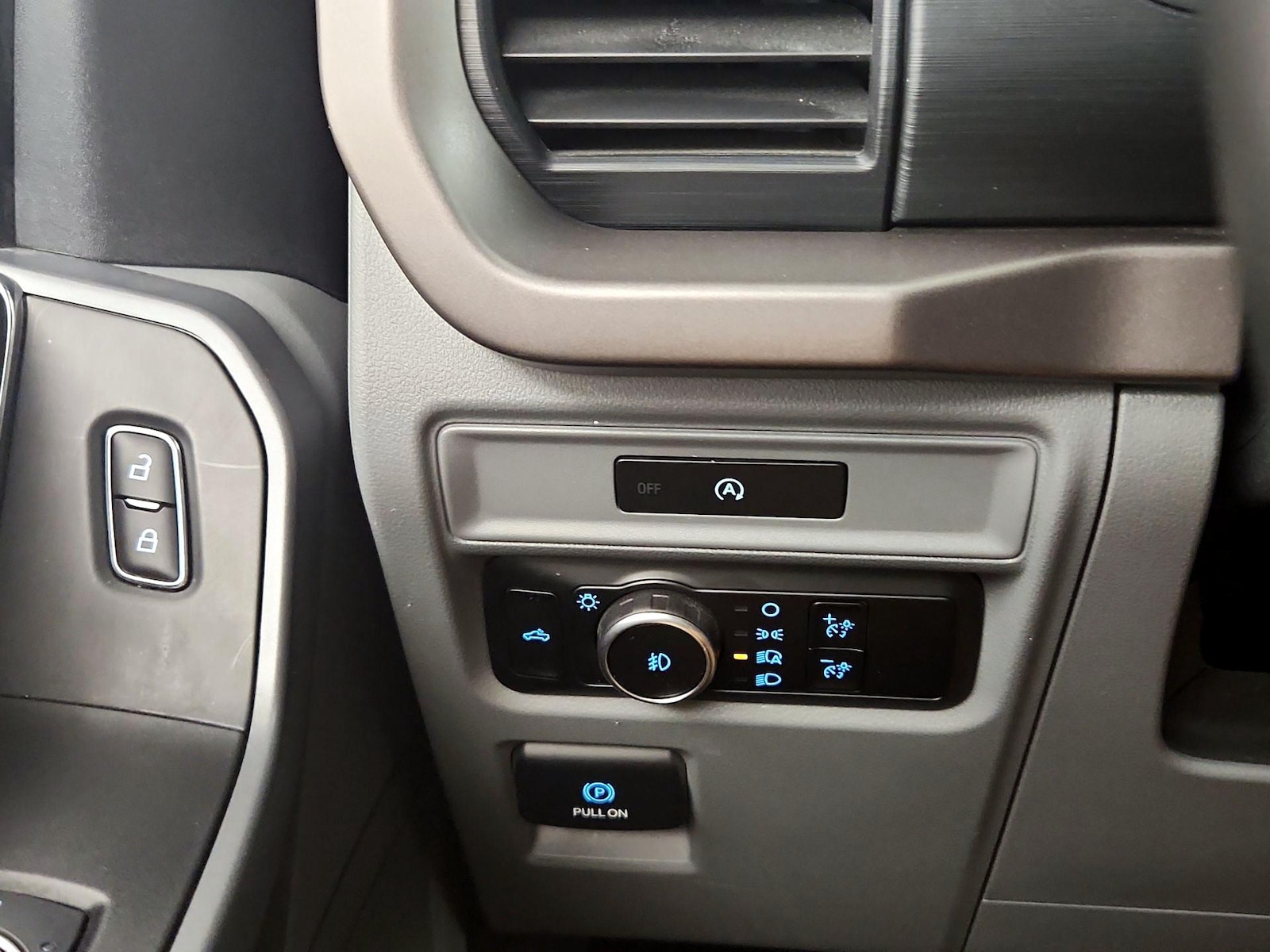 2025 Ford F-150 XLT - Photo 14
