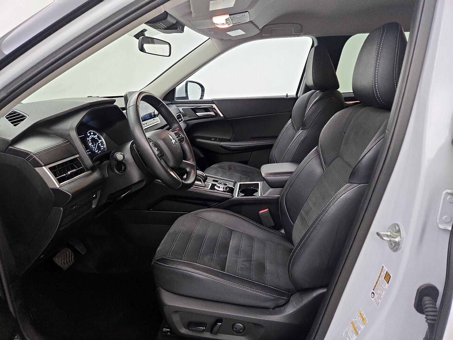Thumbnail: 2024 Mitsubishi Outlander - 11