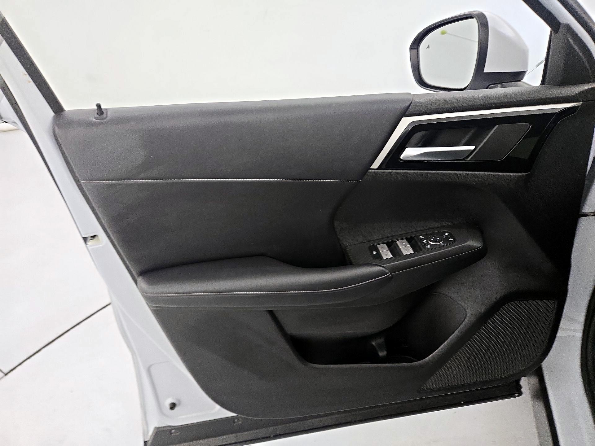 Thumbnail: 2024 Mitsubishi Outlander - 12