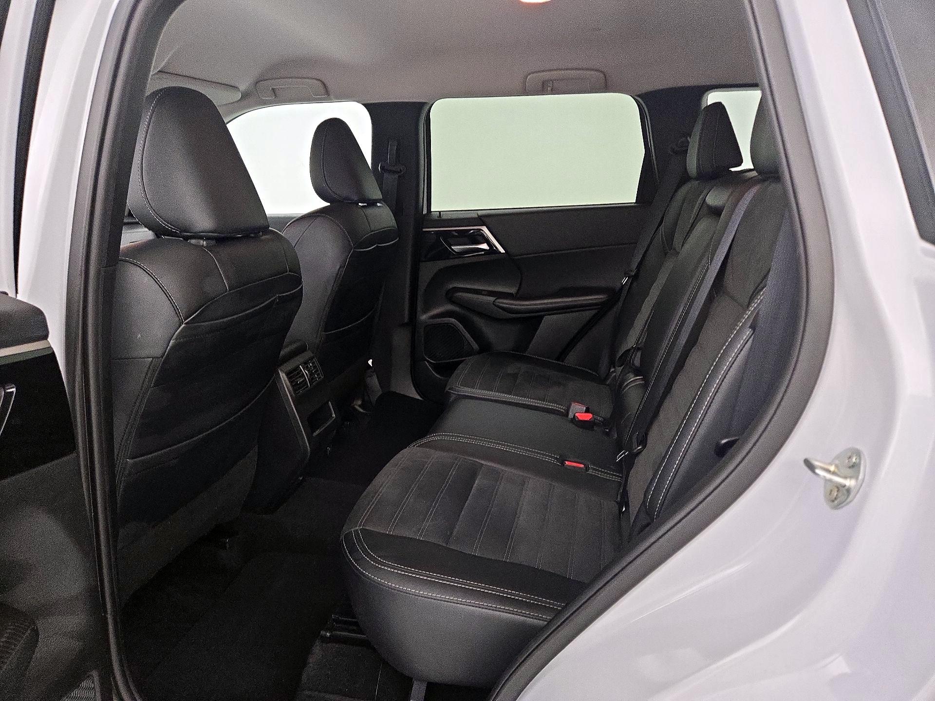 Thumbnail: 2024 Mitsubishi Outlander - 20