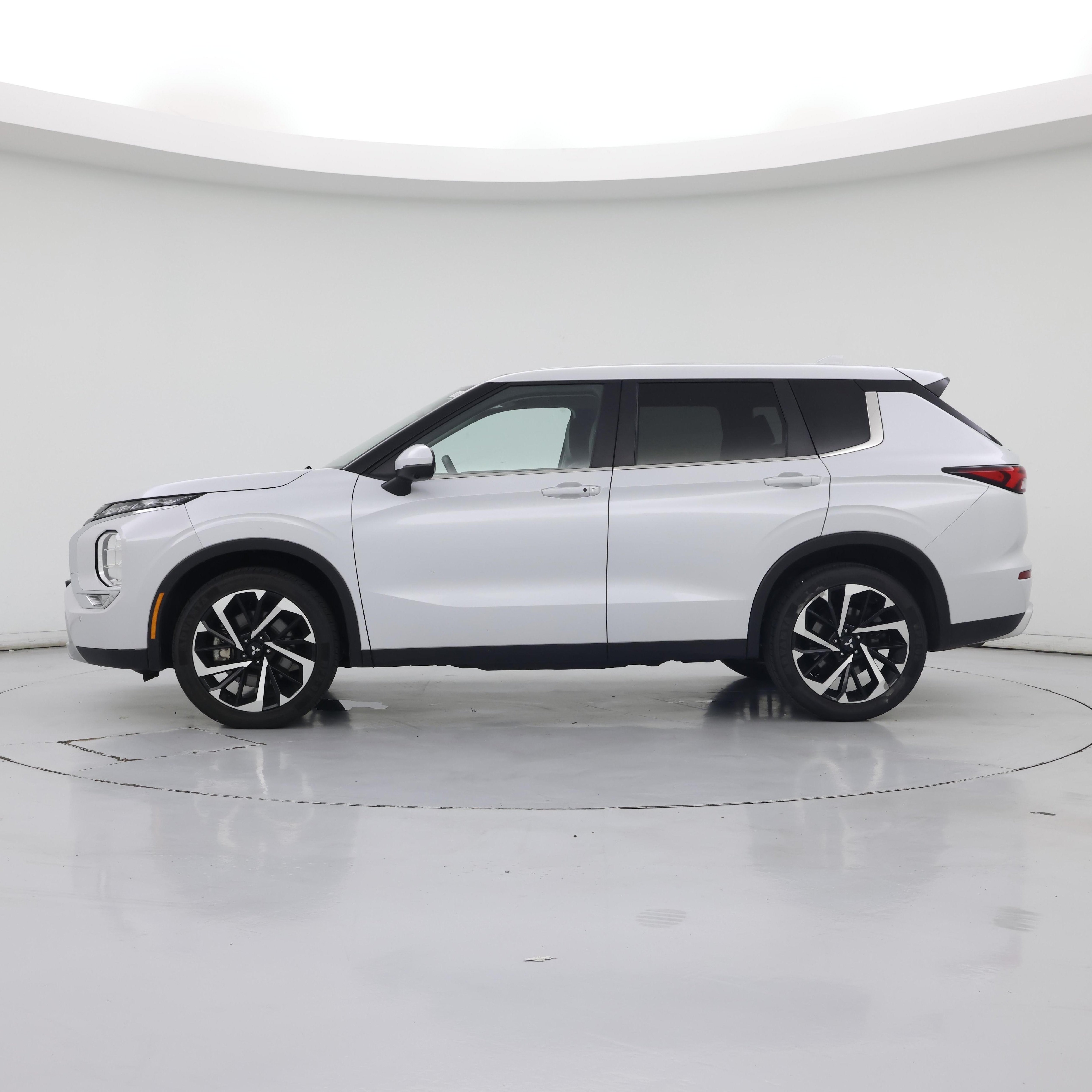 Thumbnail: 2024 Mitsubishi Outlander - 3