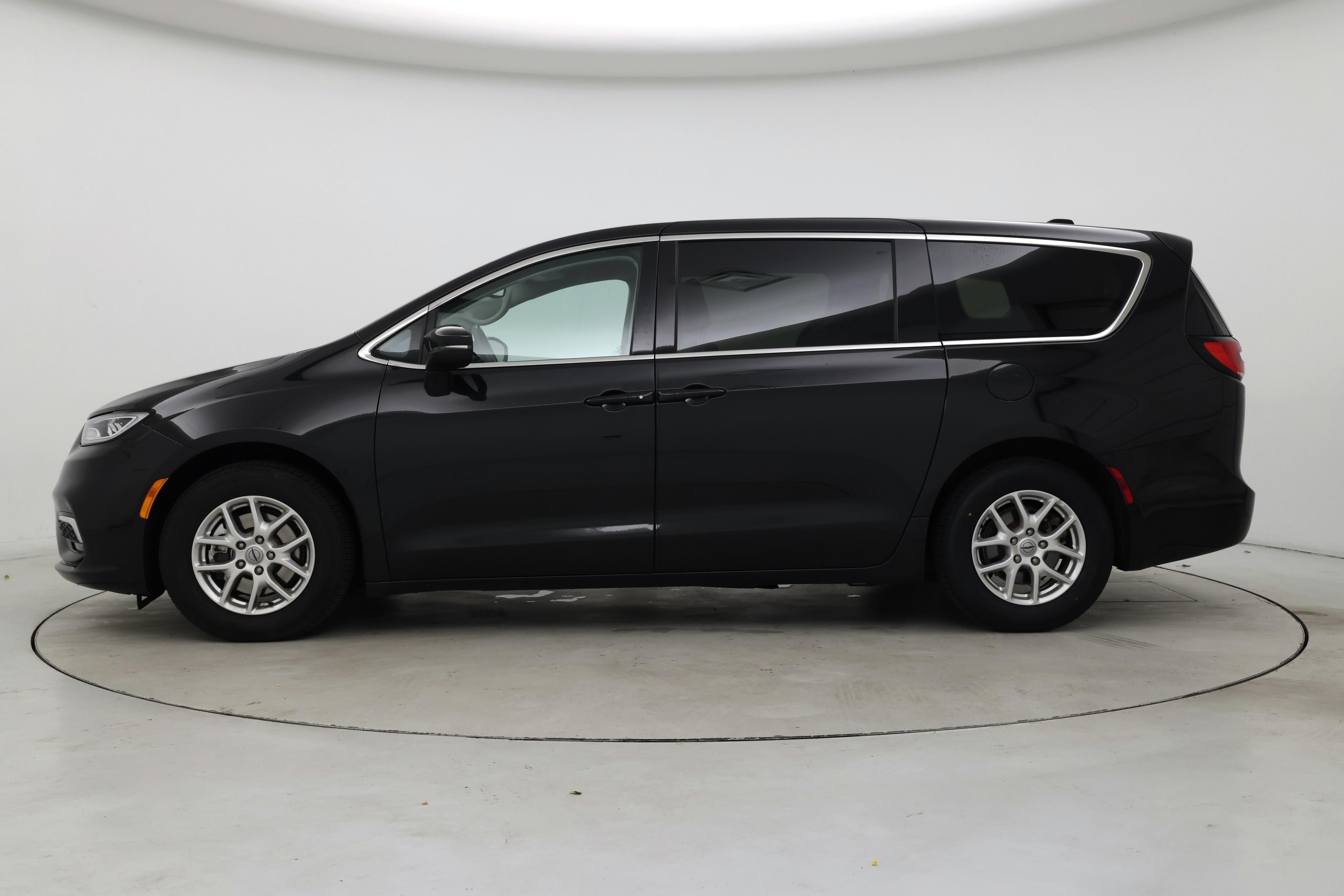 Thumbnail: 2023 Chrysler Pacifica - 3