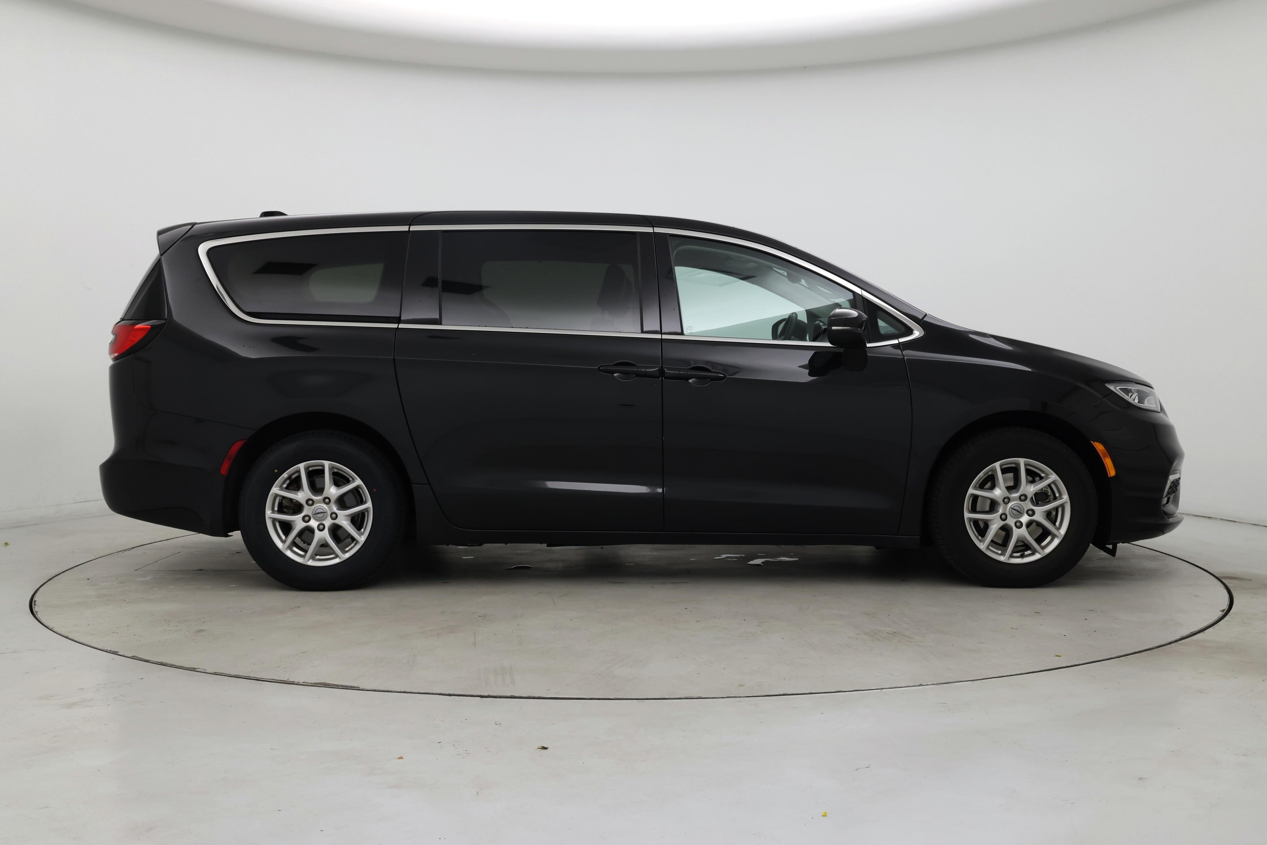 Thumbnail: 2023 Chrysler Pacifica - 7