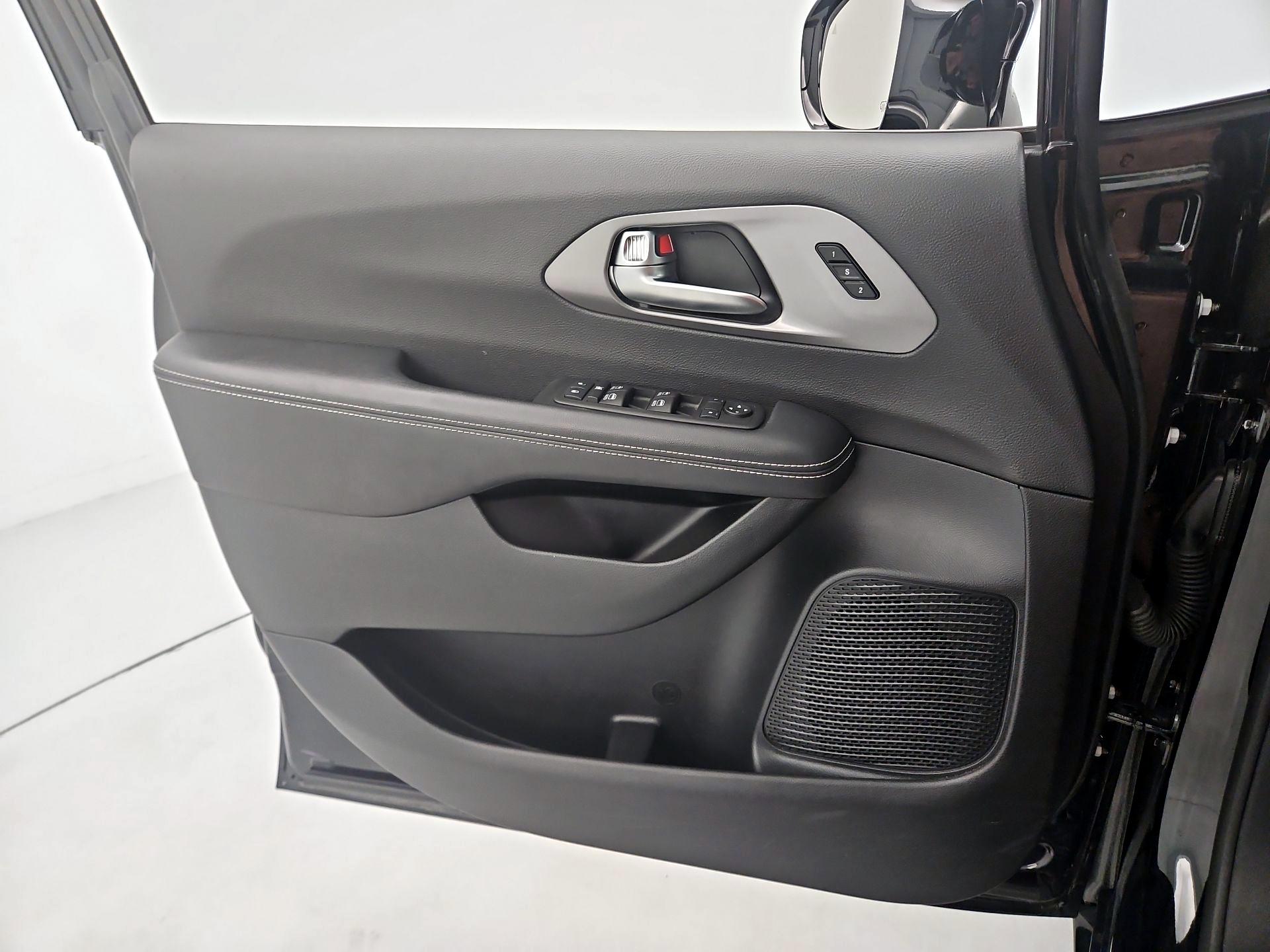 Thumbnail: 2025 Chrysler Pacifica - 12