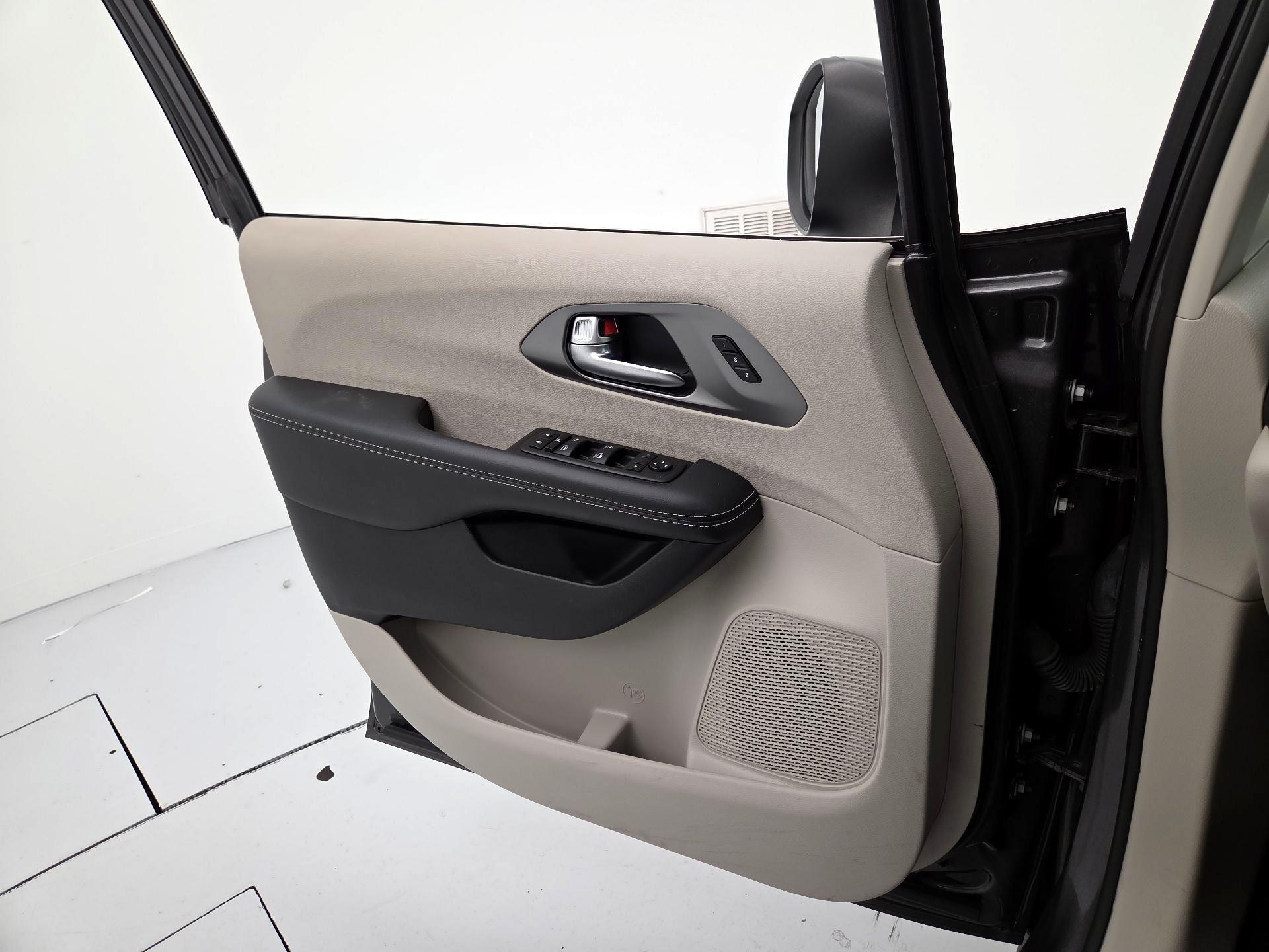 Thumbnail: 2023 Chrysler Pacifica - 12