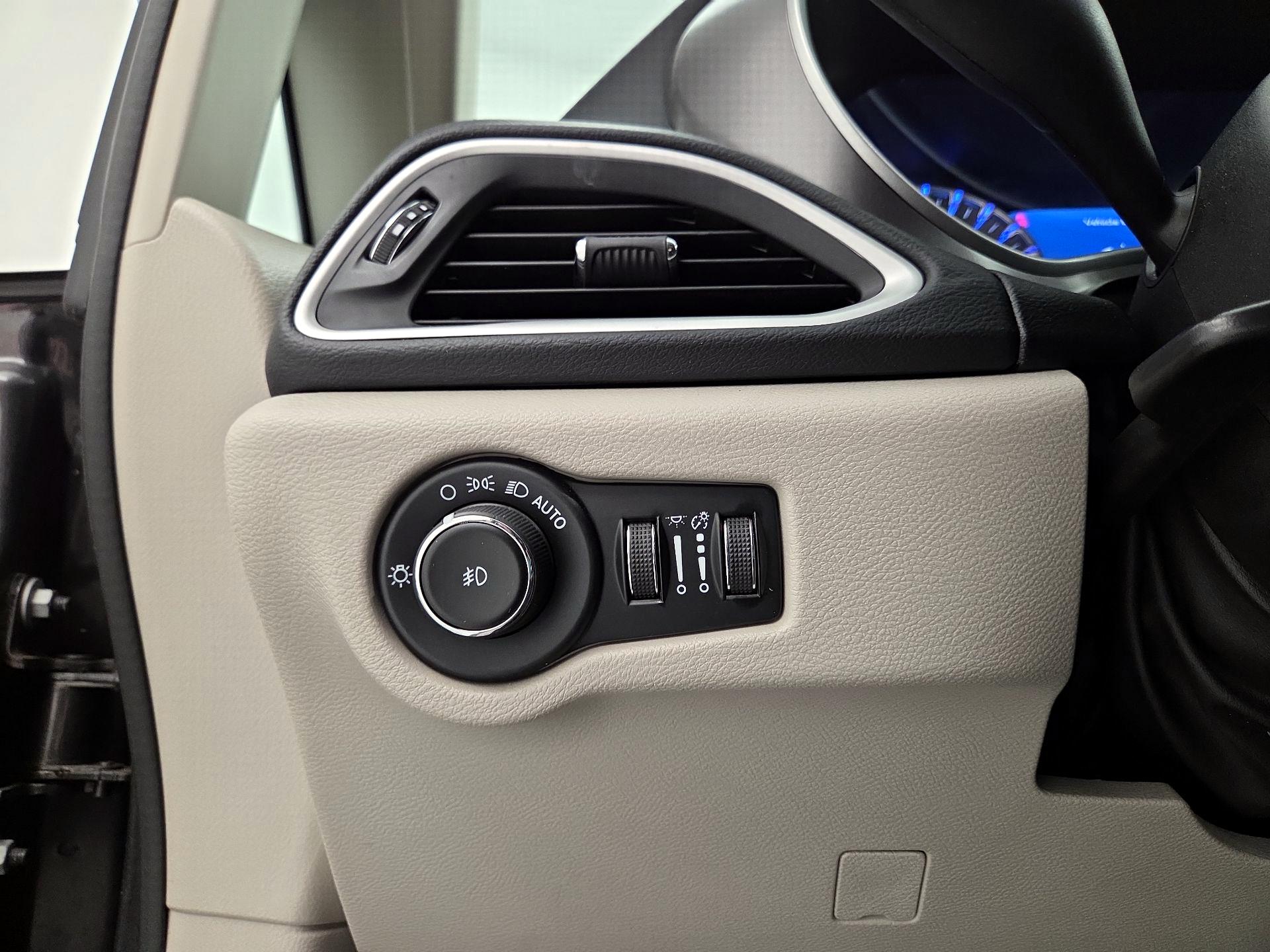 Thumbnail: 2023 Chrysler Pacifica - 13