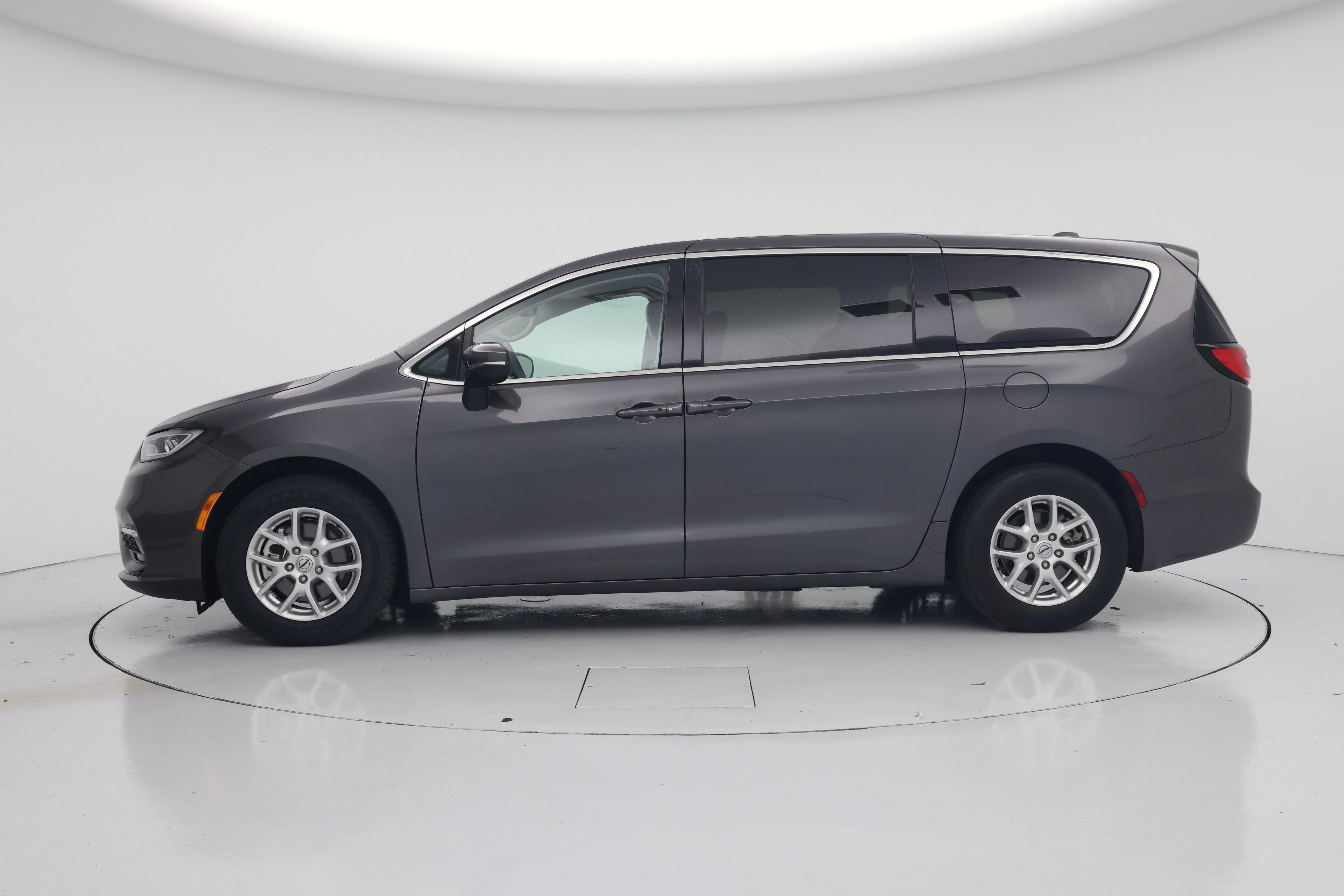 Thumbnail: 2023 Chrysler Pacifica - 3