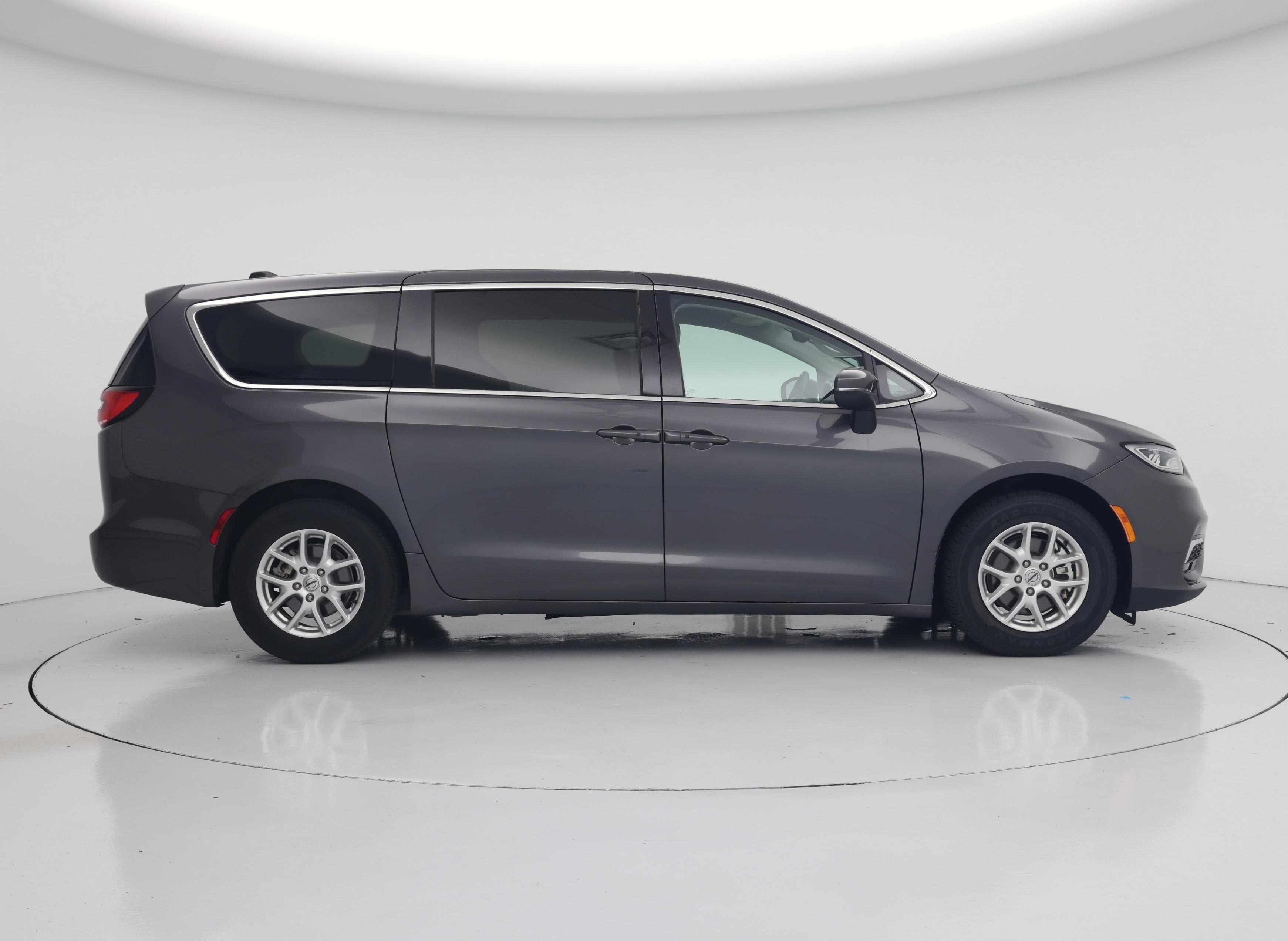 Thumbnail: 2023 Chrysler Pacifica - 7