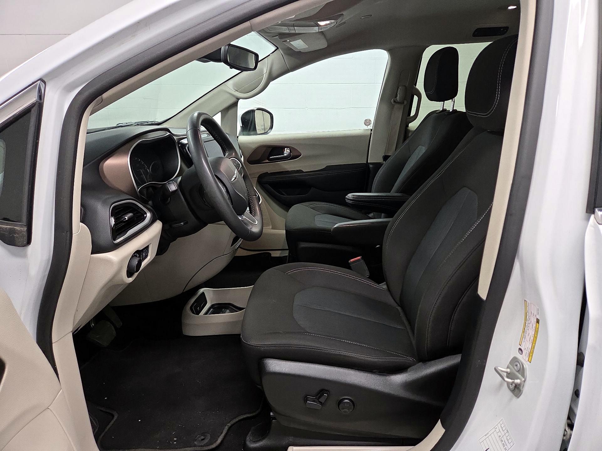 Thumbnail: 2023 Chrysler Voyager - 9