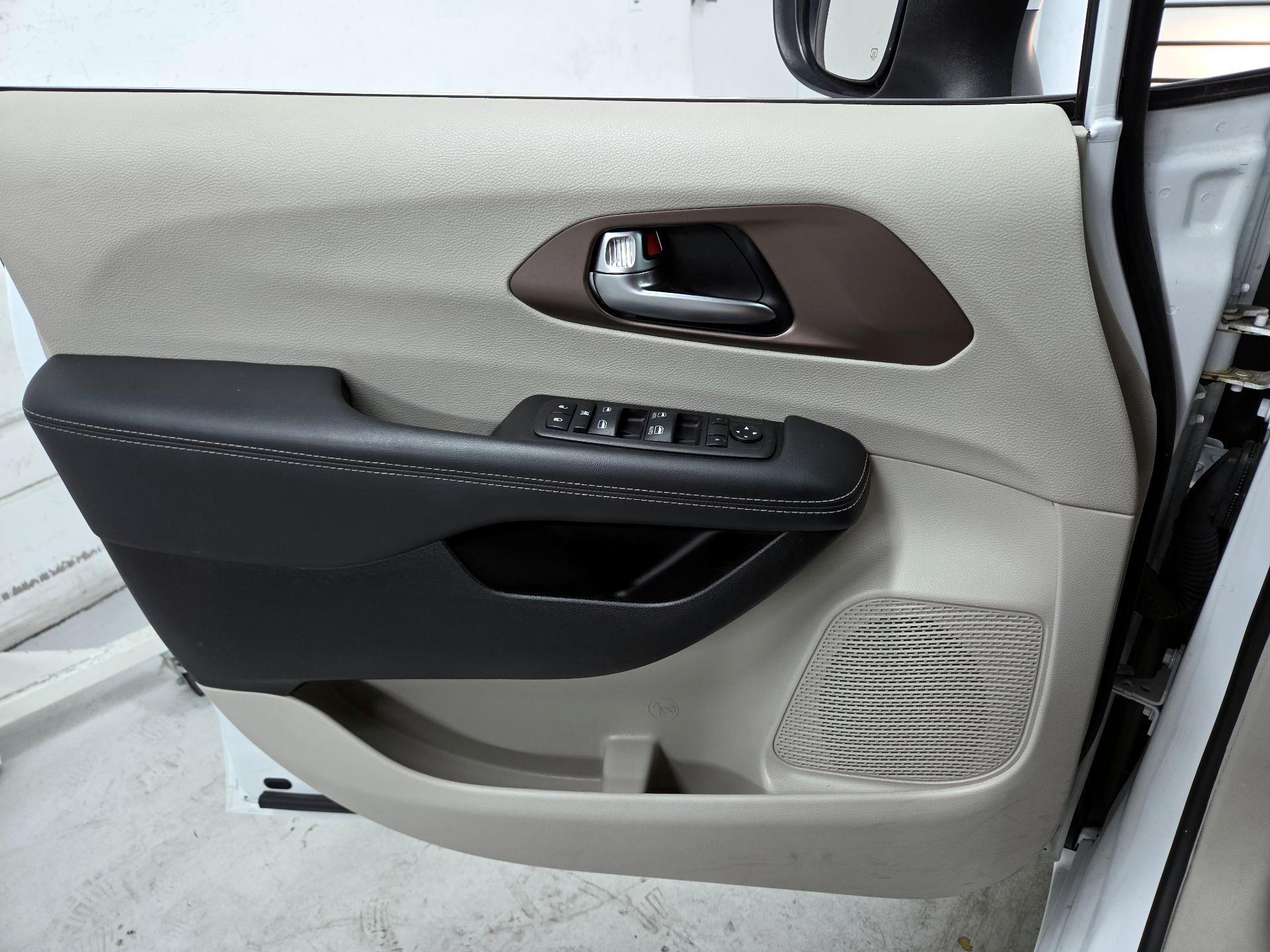 Thumbnail: 2023 Chrysler Voyager - 10