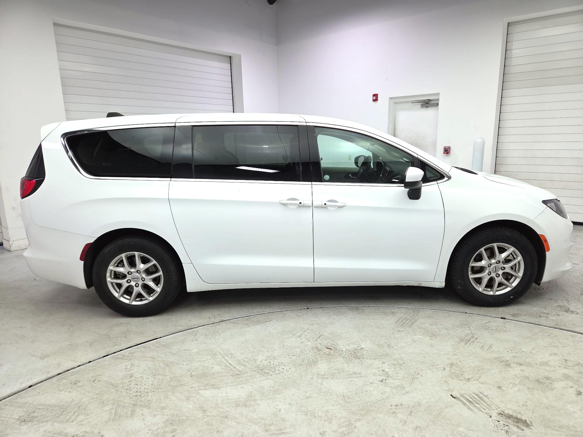 Thumbnail: 2023 Chrysler Voyager - 4