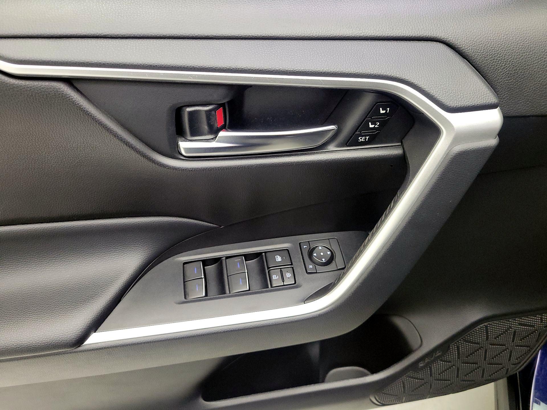 Thumbnail: 2022 Toyota RAV4 - 10