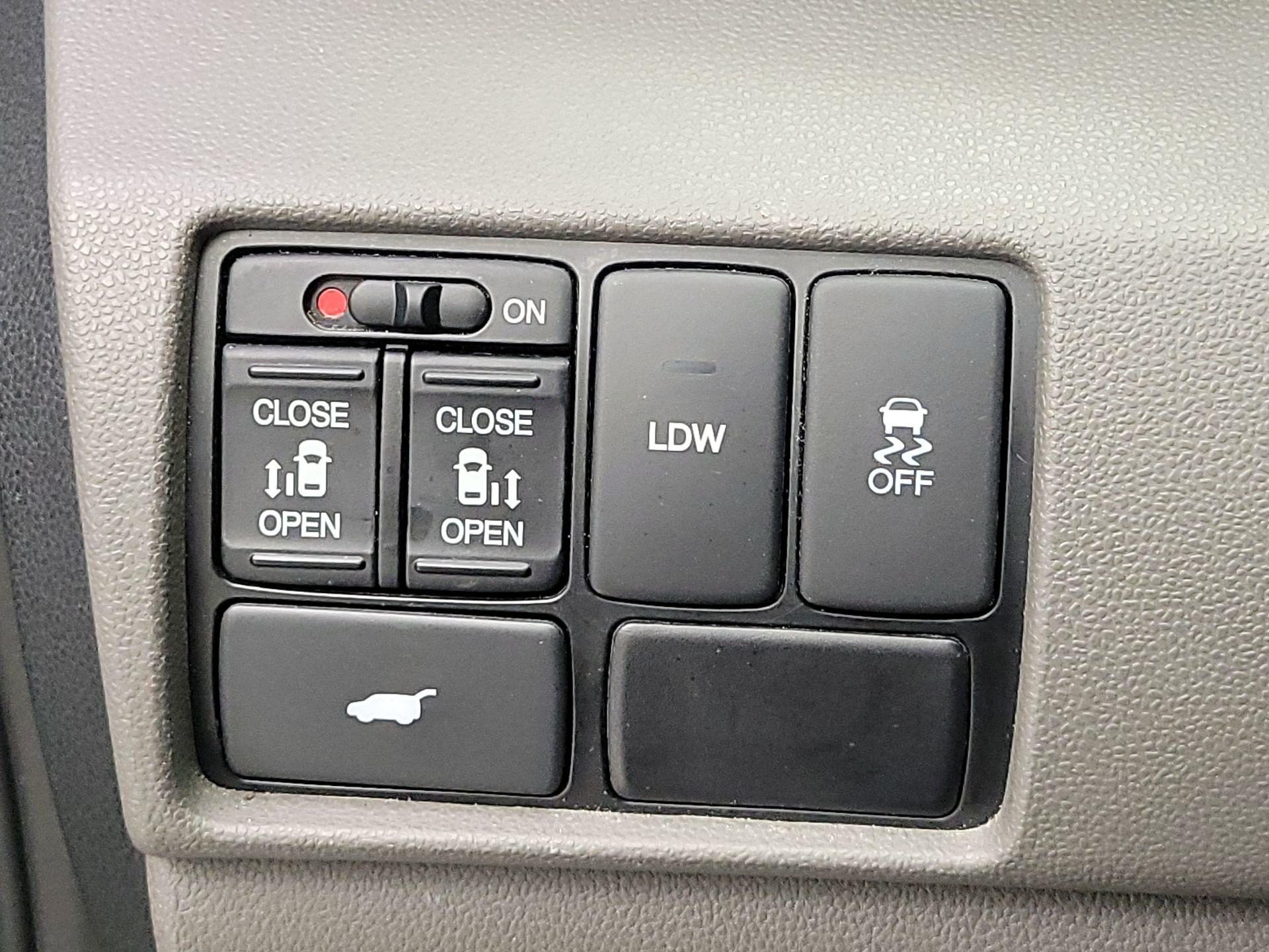 Thumbnail: 2017 Honda Odyssey - 13