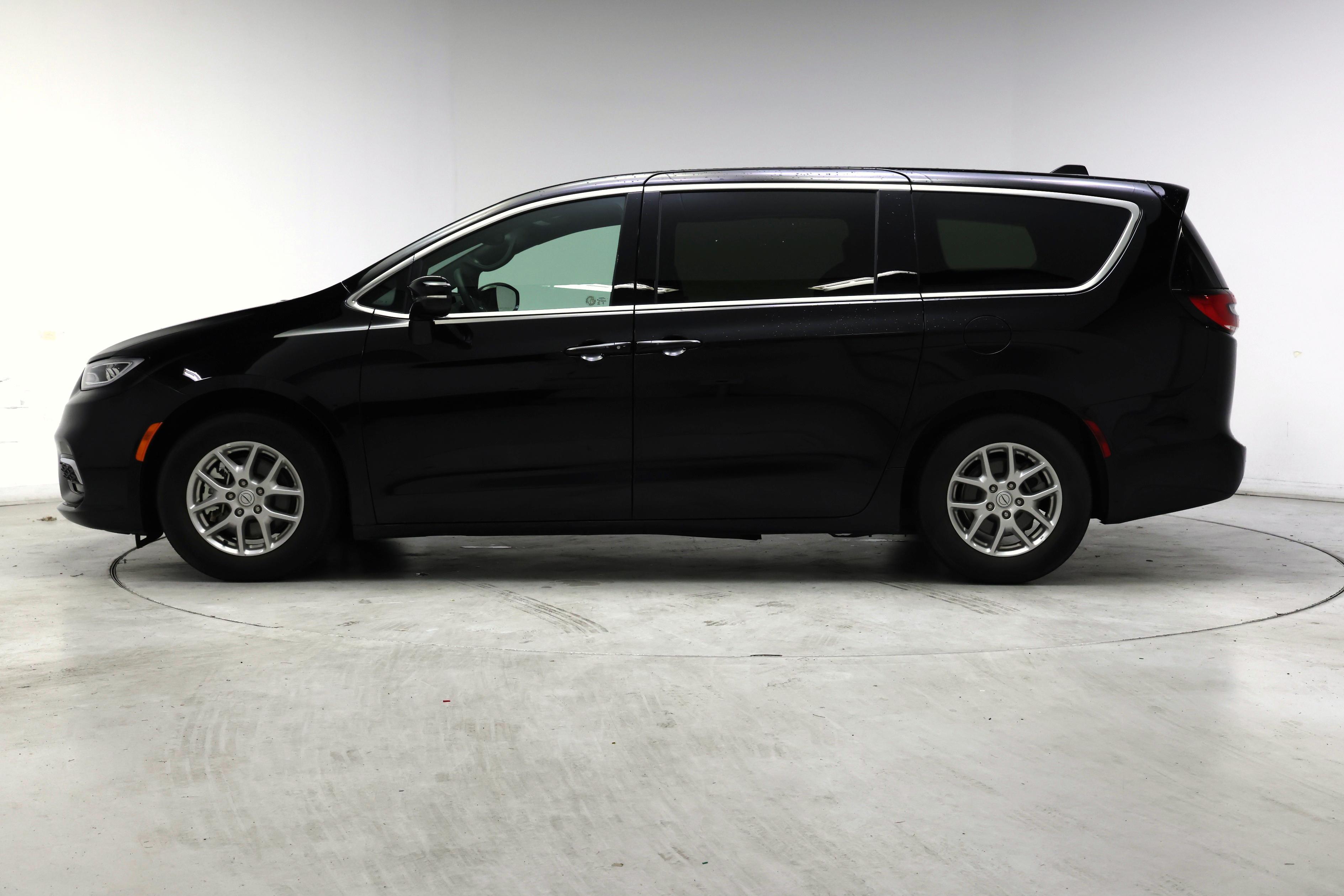 Thumbnail: 2025 Chrysler Pacifica - 3
