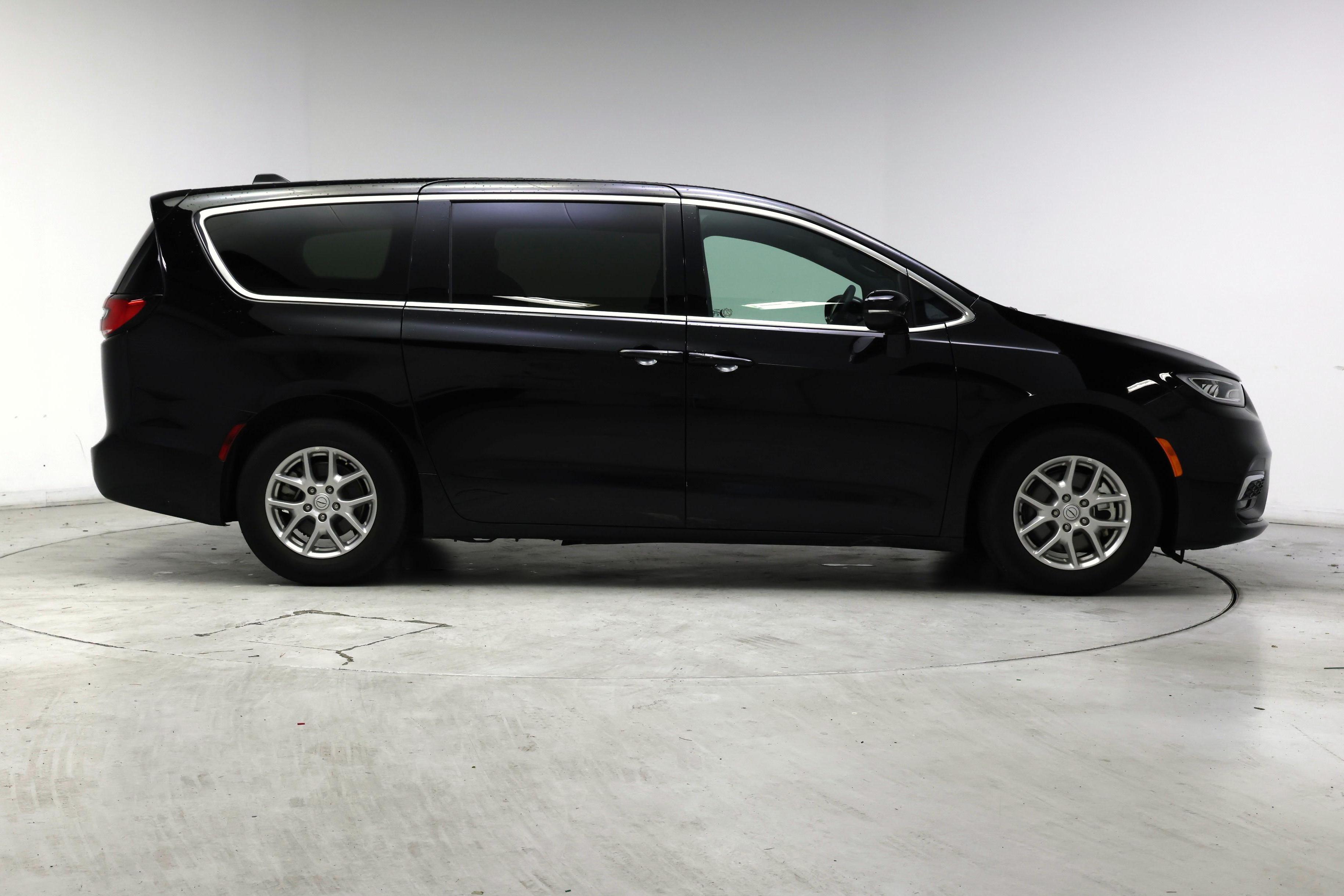 Thumbnail: 2025 Chrysler Pacifica - 7