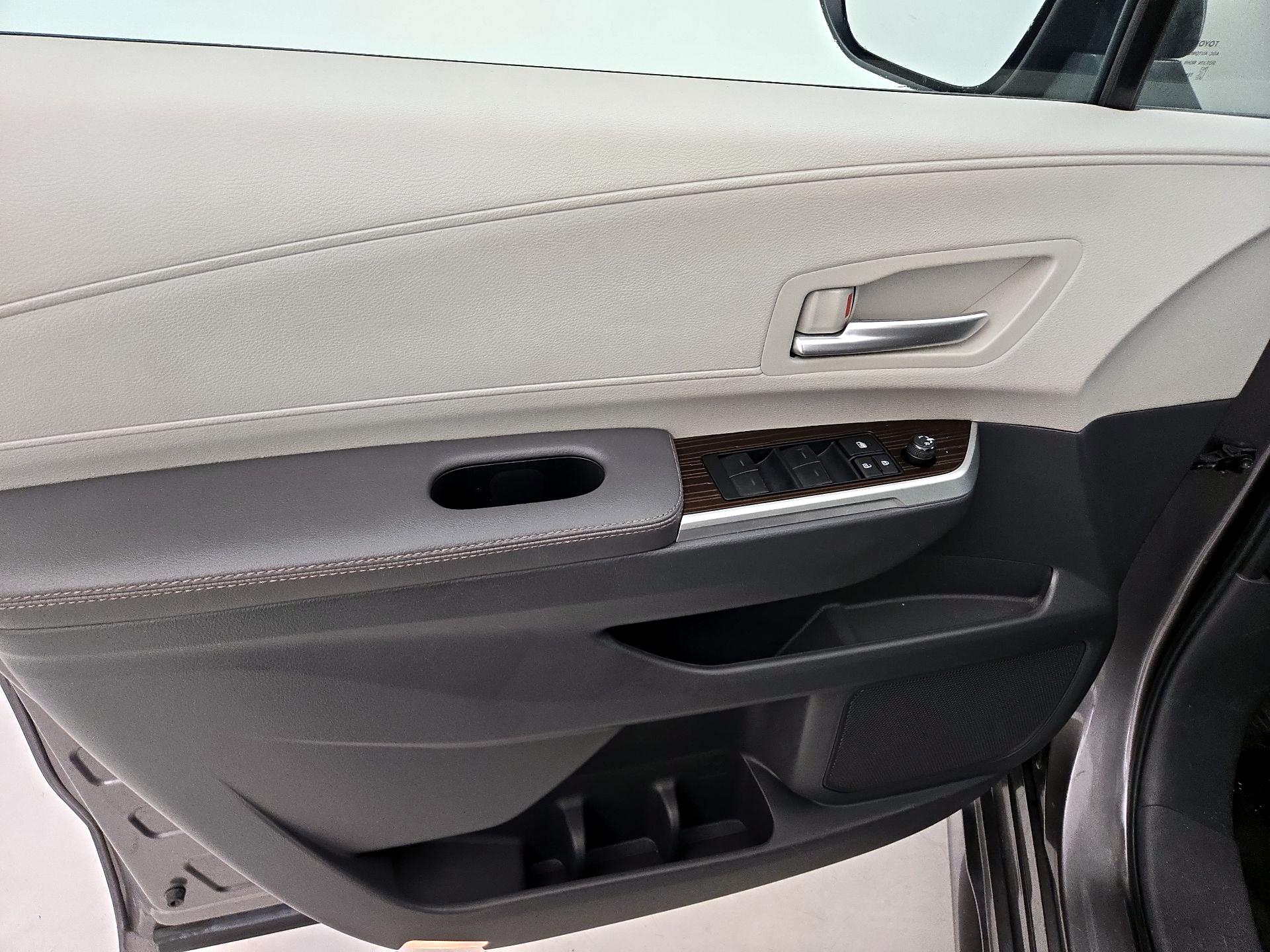 Thumbnail: 2023 Toyota Sienna - 12
