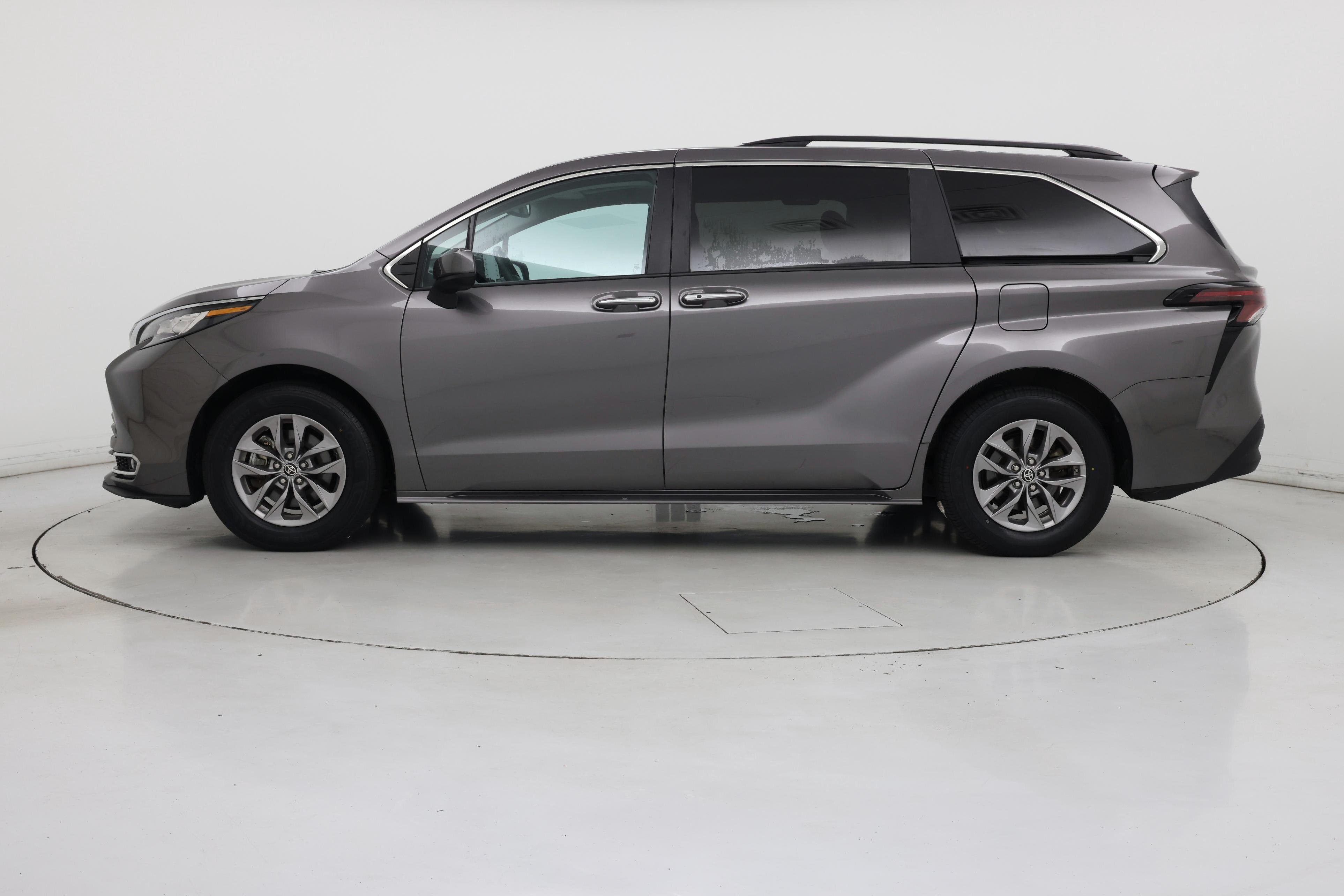 Thumbnail: 2023 Toyota Sienna - 3