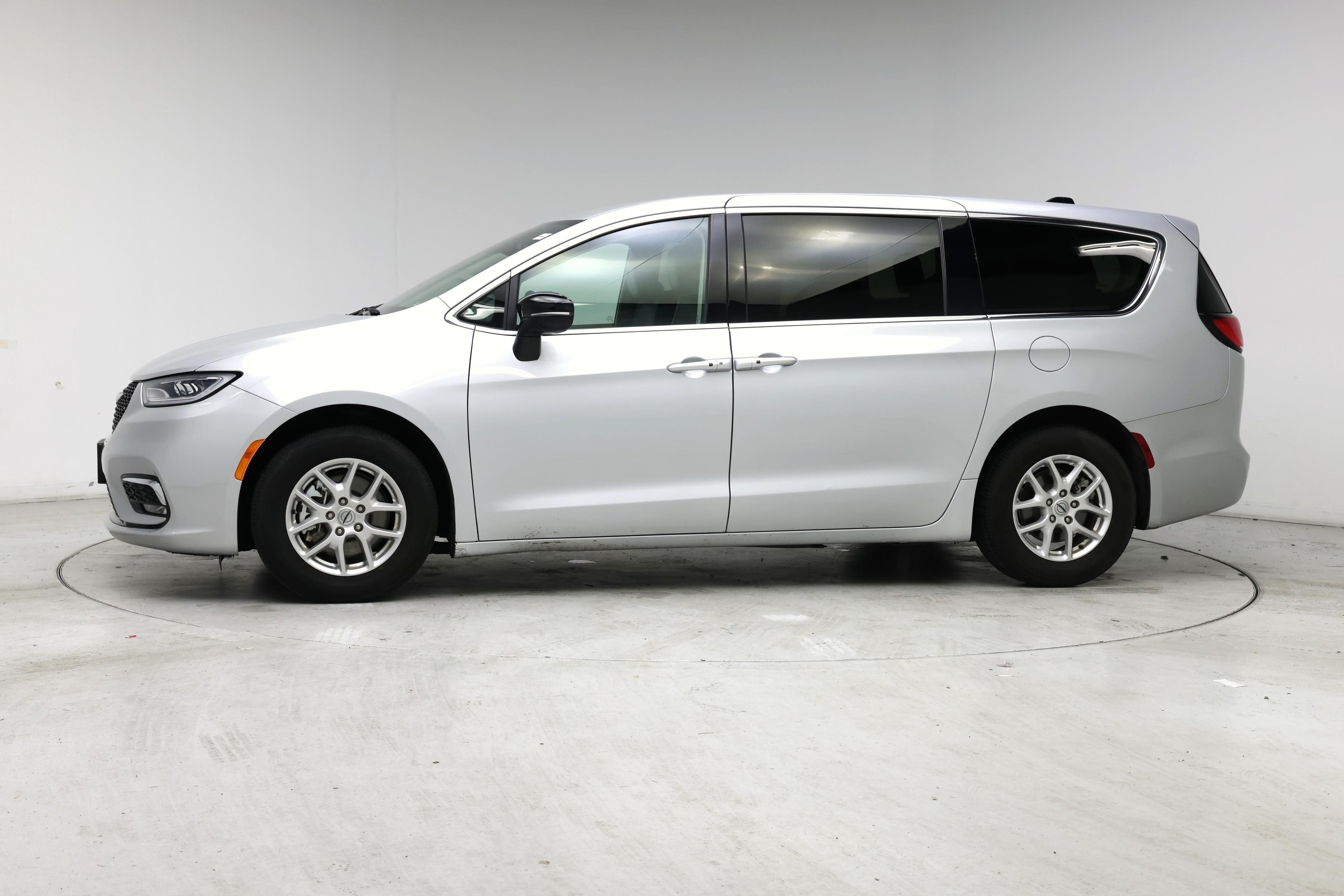 Thumbnail: 2024 Chrysler Pacifica - 3