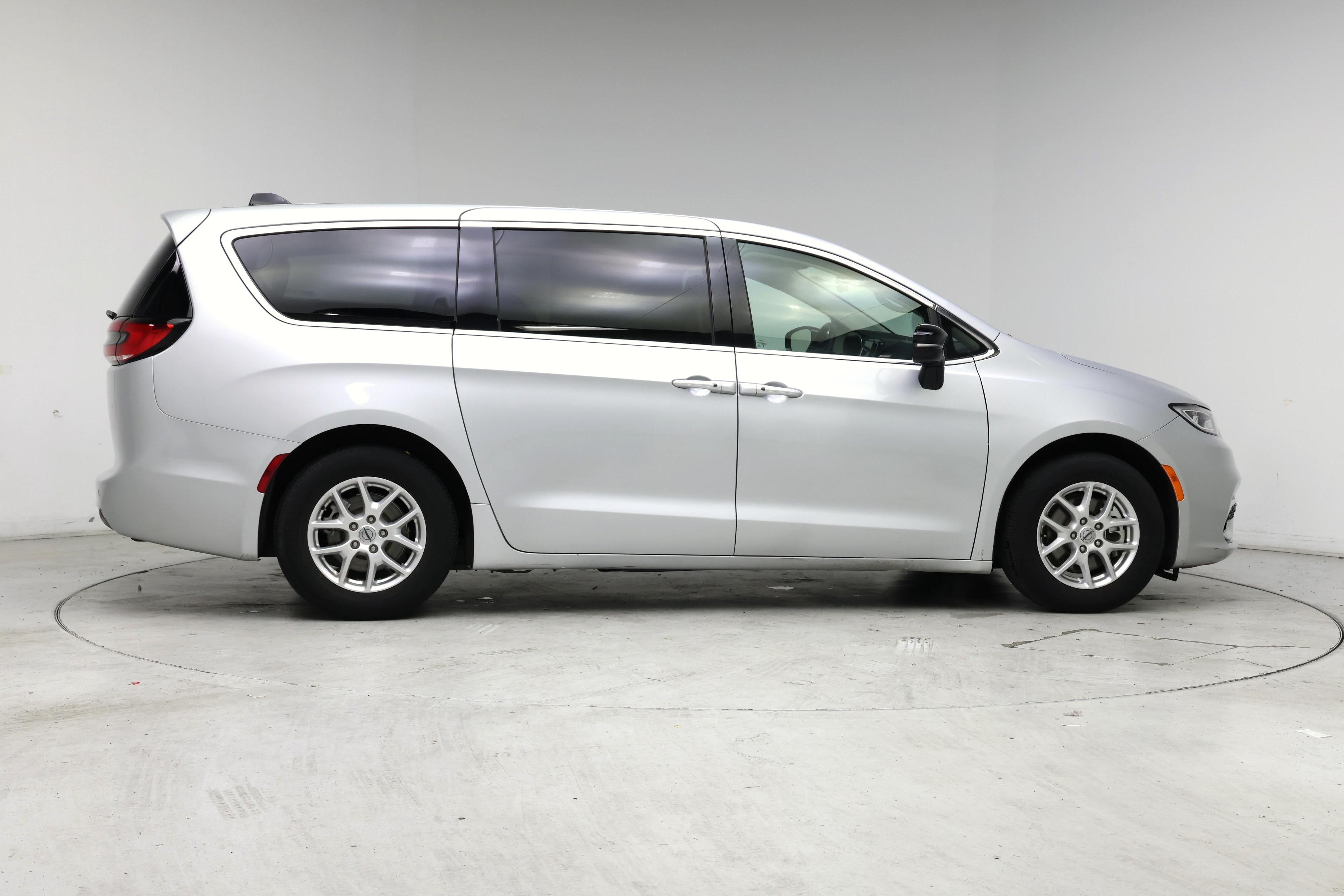 Thumbnail: 2024 Chrysler Pacifica - 7