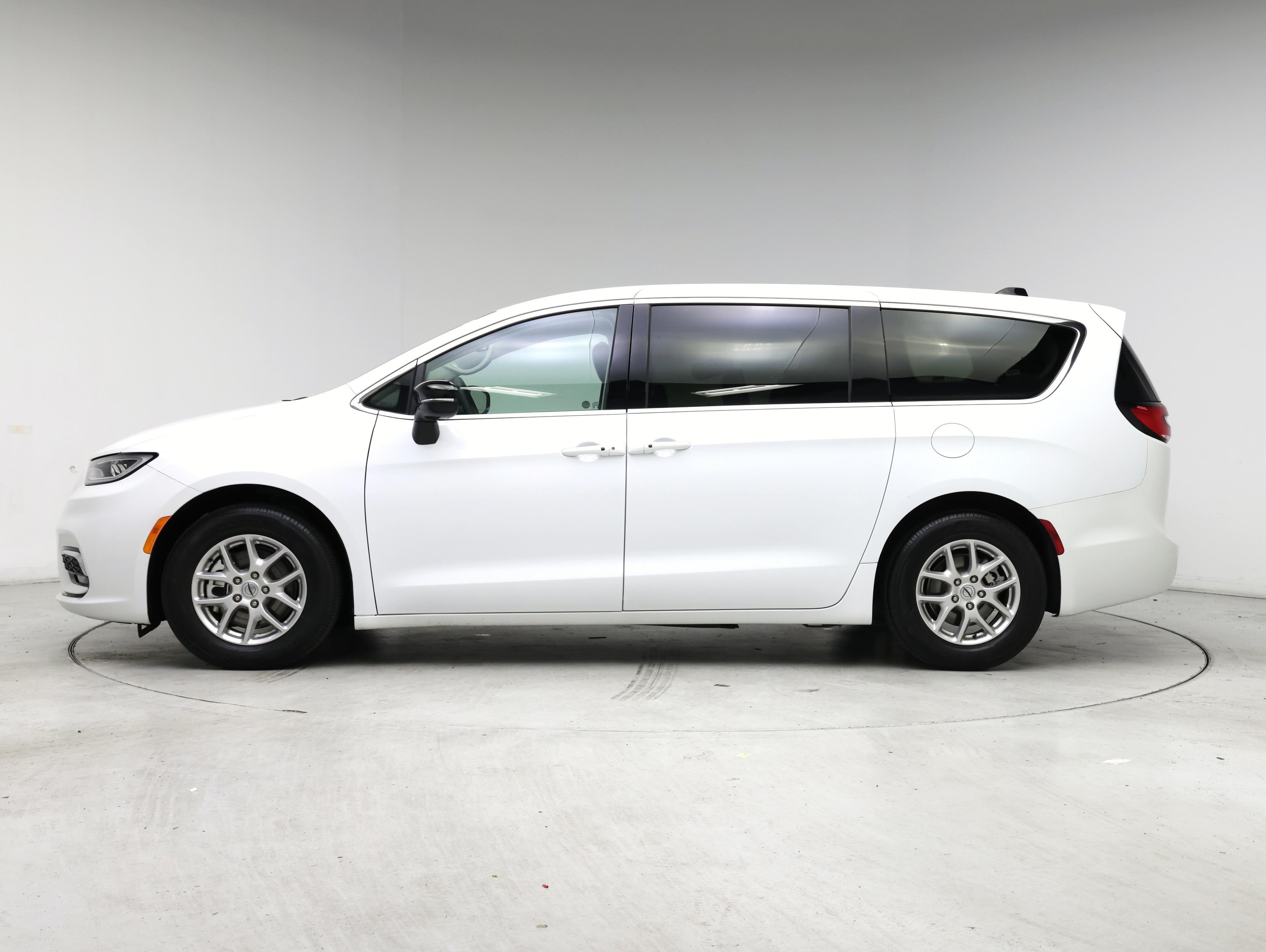 Thumbnail: 2024 Chrysler Pacifica - 3