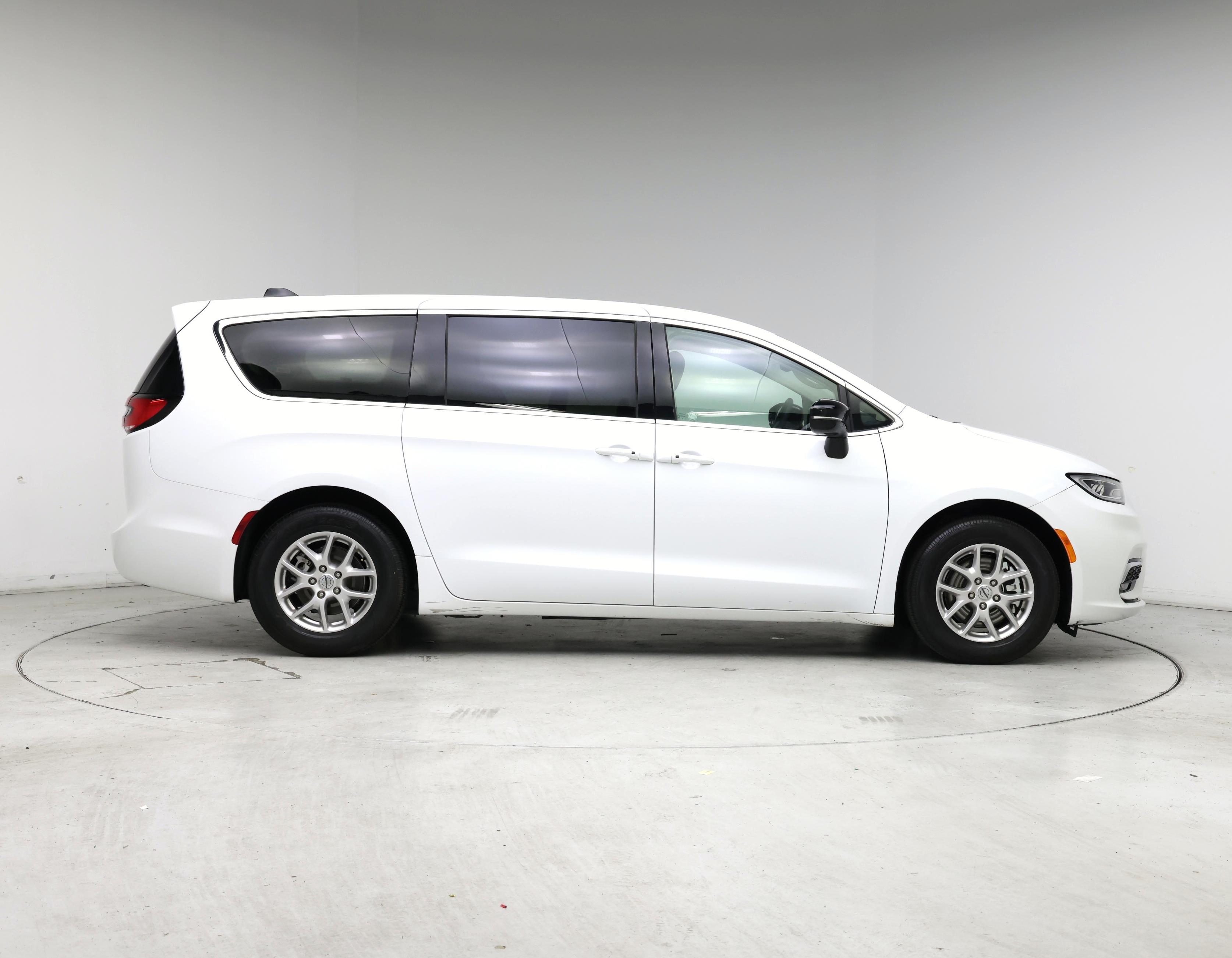 Thumbnail: 2024 Chrysler Pacifica - 7