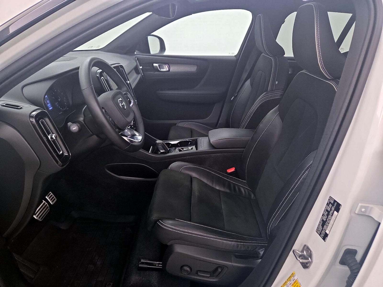 2022 Volvo XC40 R-Design - Photo 12