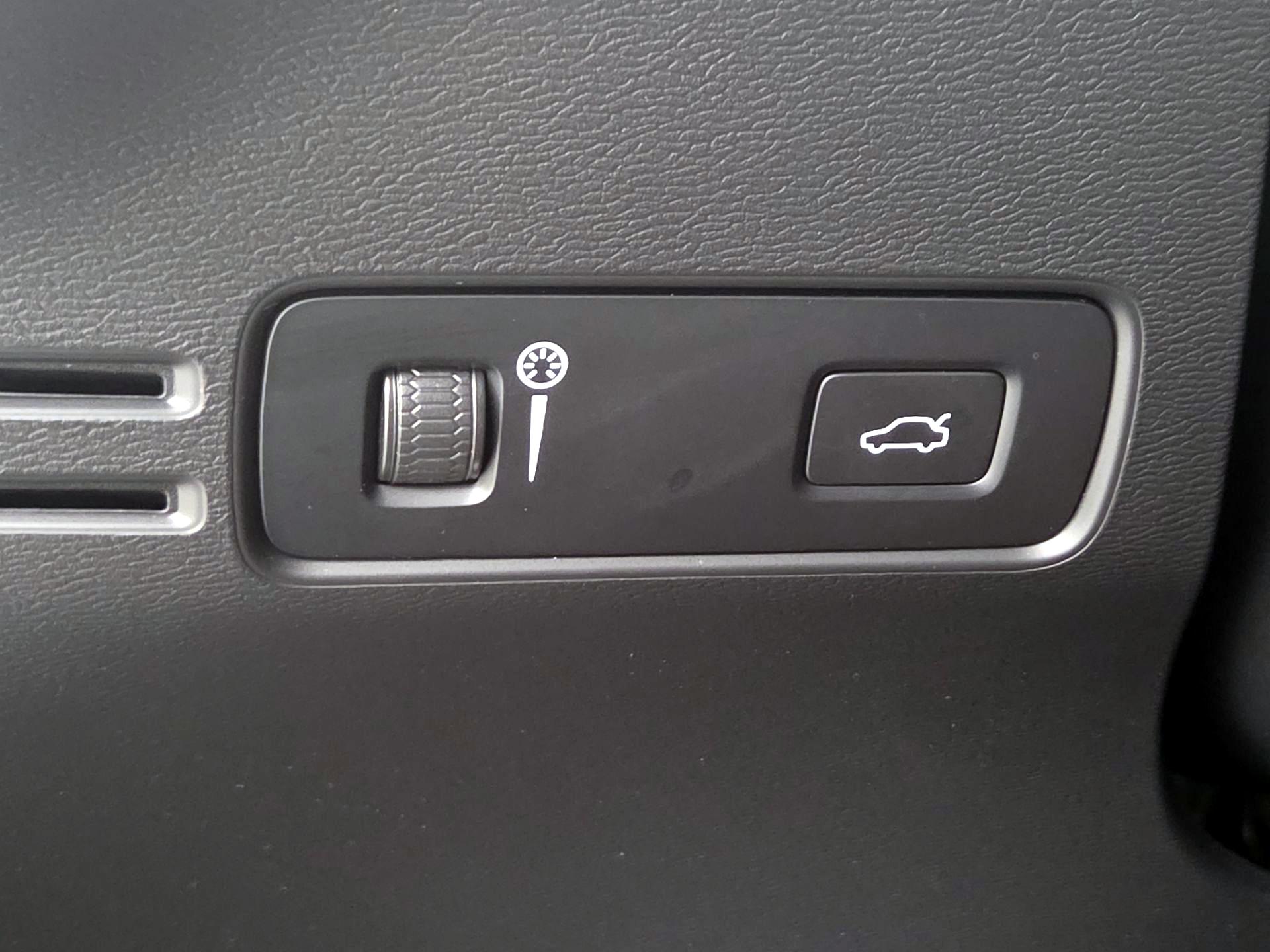Thumbnail: 2022 Volvo XC40 - 13