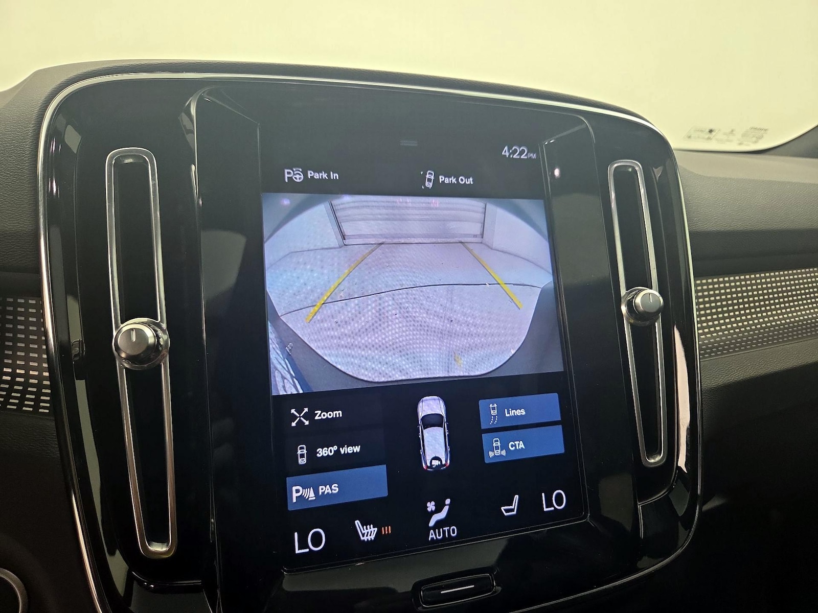 2022 Volvo XC40 R-Design - Photo 16