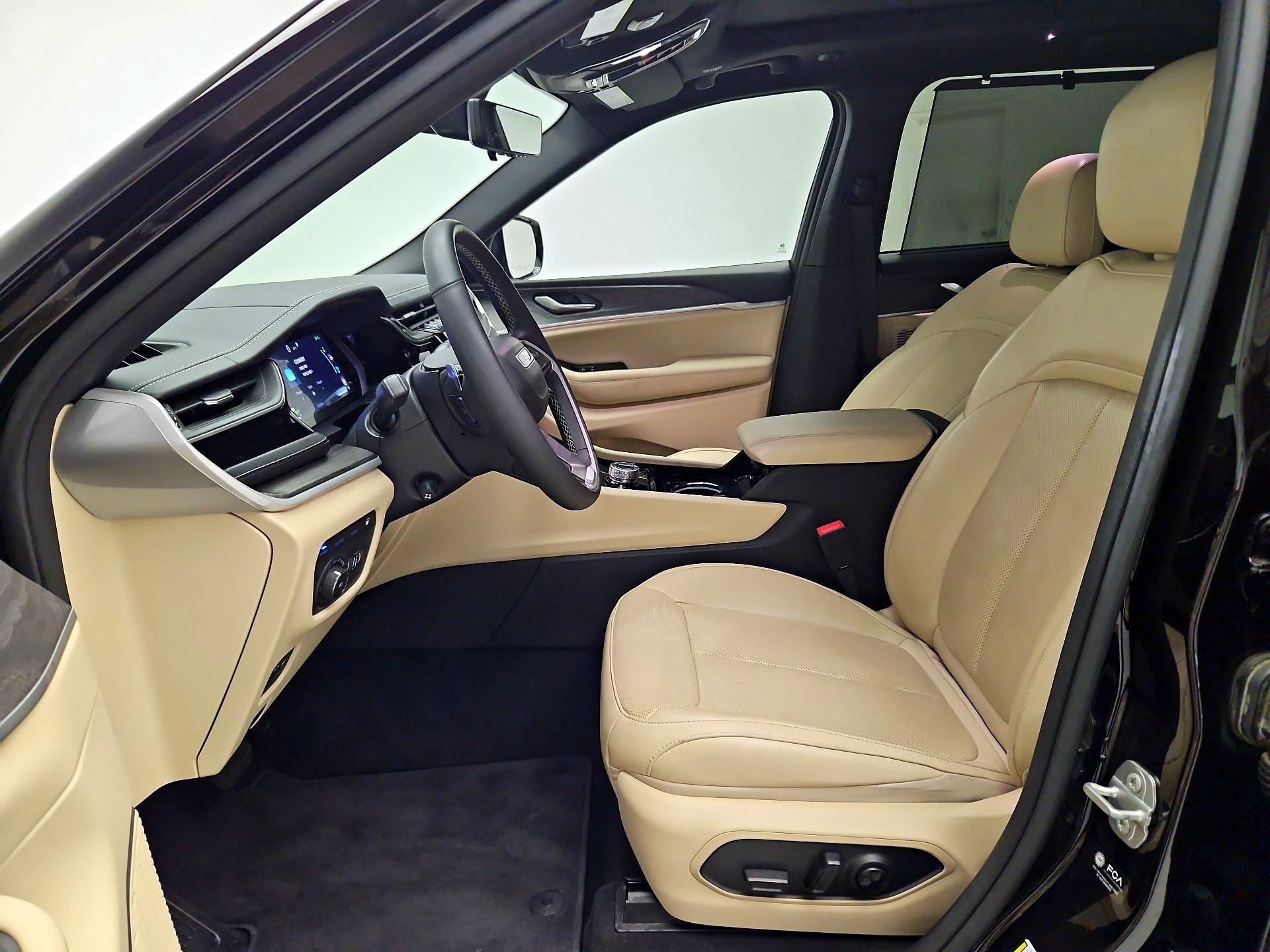 Thumbnail: 2022 Jeep Grand Cherokee - 11